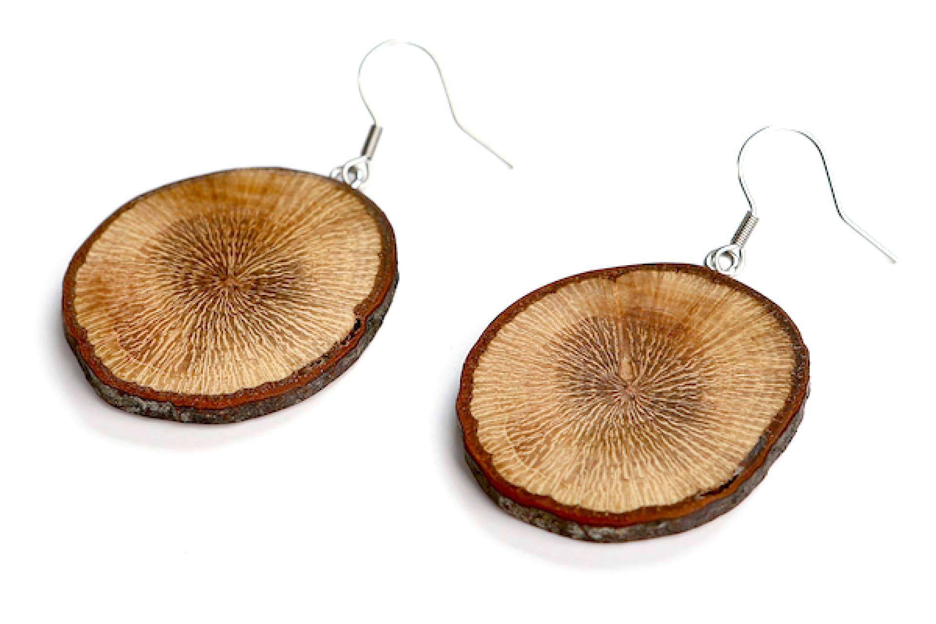 Accesorios de Madera ofrece joyas artesanales de madera natural