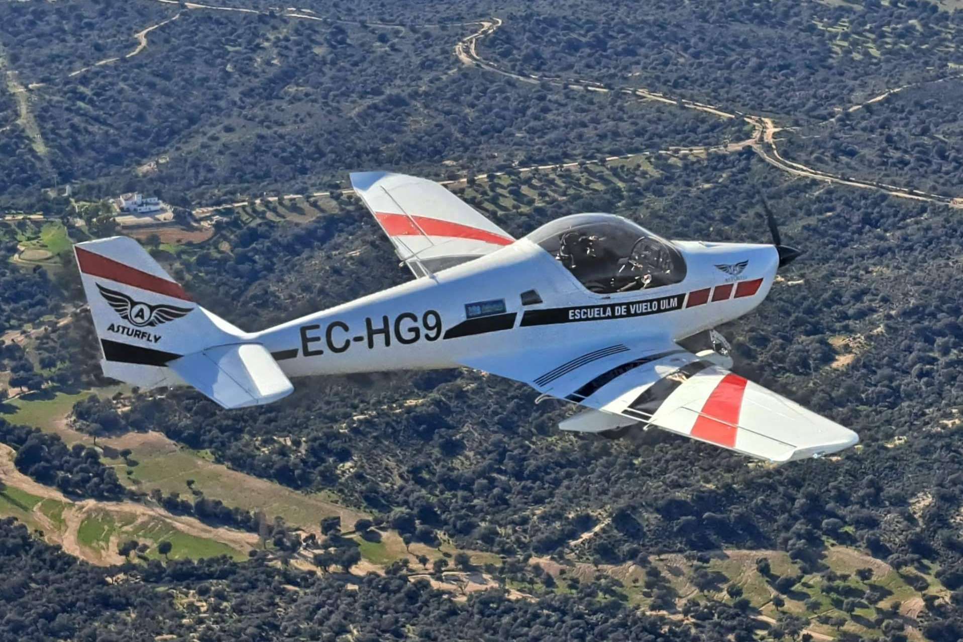 'Volando alto y bajo. Las aventuras de un piloto de avioneta en busca de las mejores vistas del mundo' (Asturias)