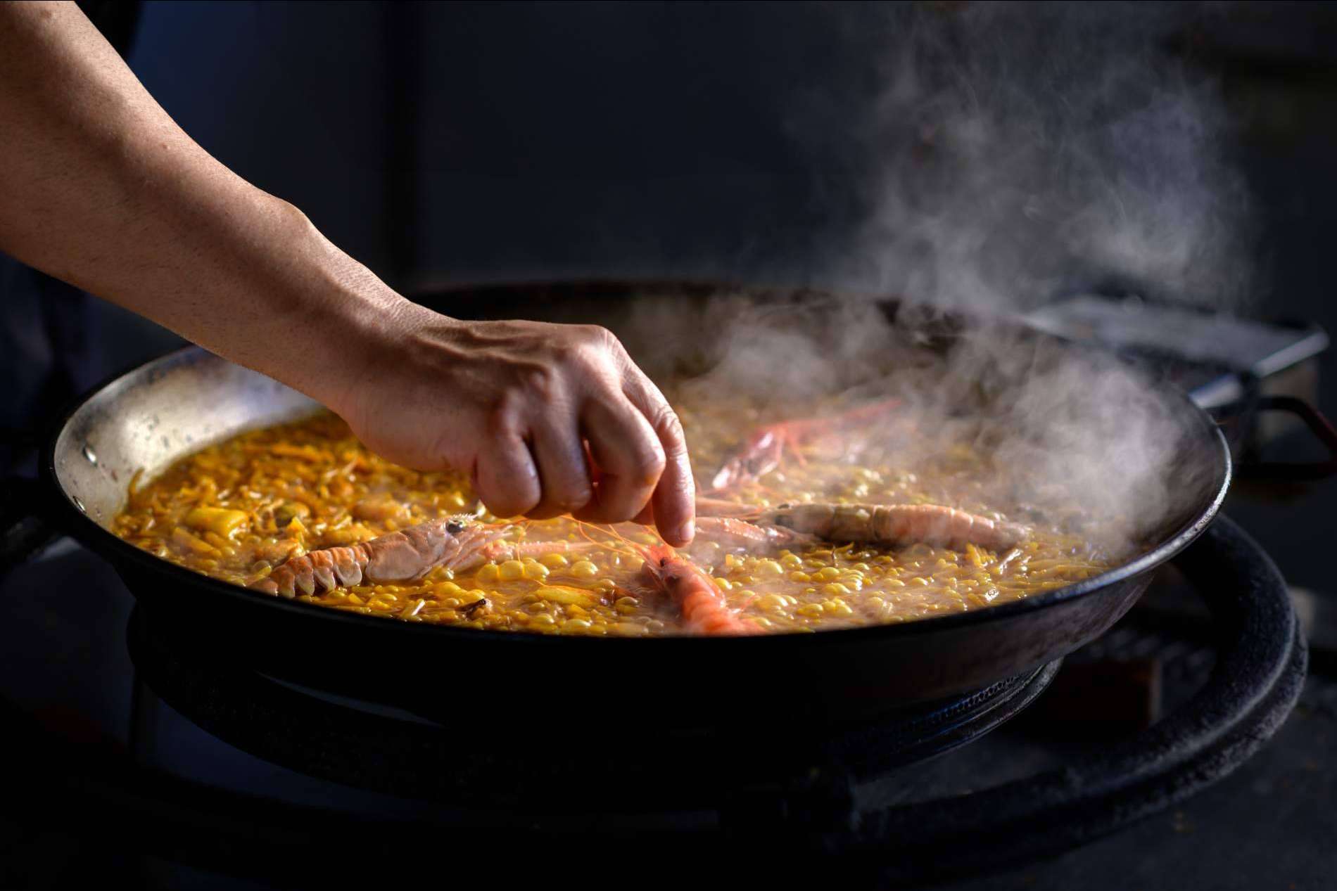 El delivery de paellas en caldero de hierro que está revolucionando la comida tradicional, Paella va!