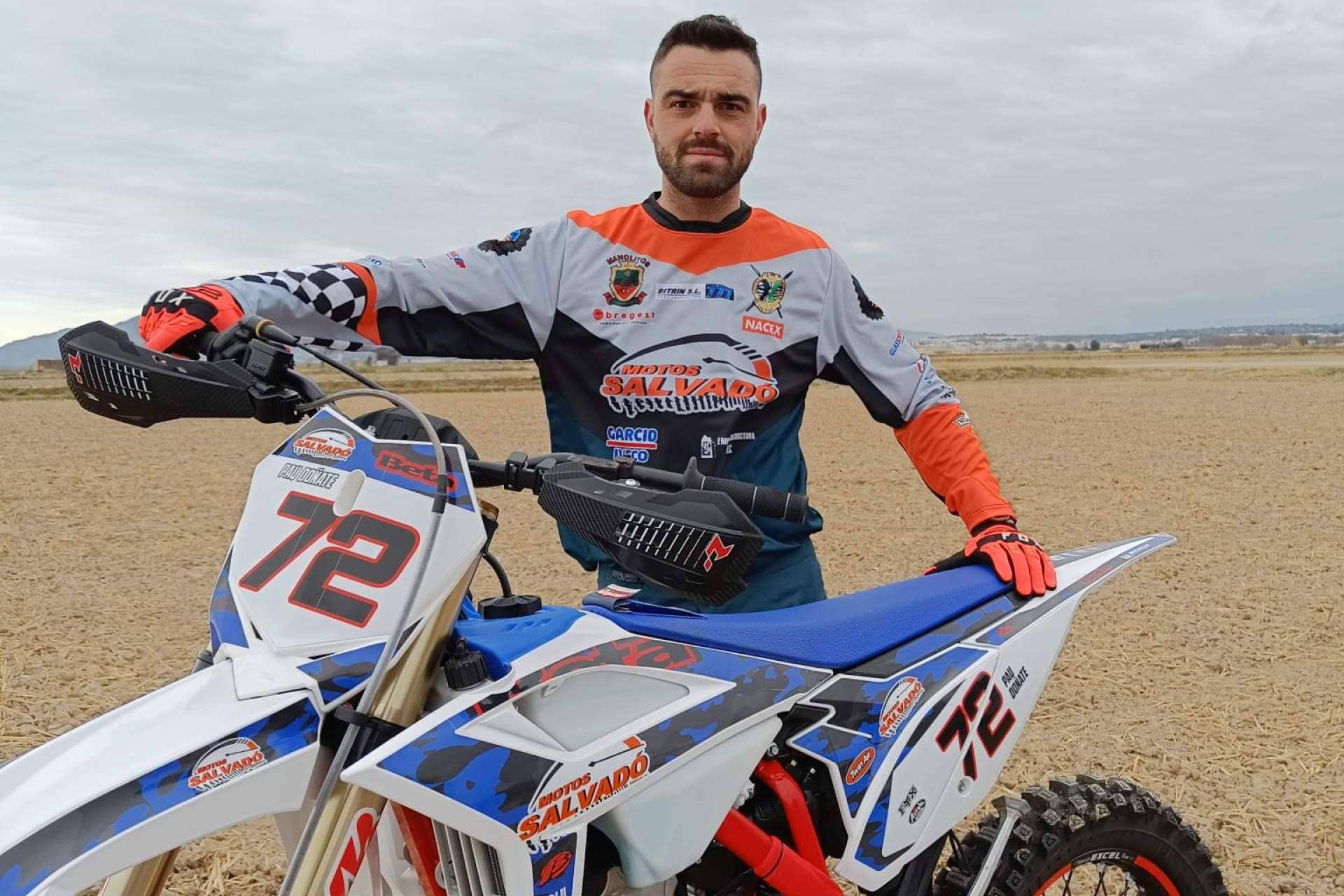 ADHESIVOSEMBARRADOS ofrece a los aficionados de las motos equipaciones personalizadas