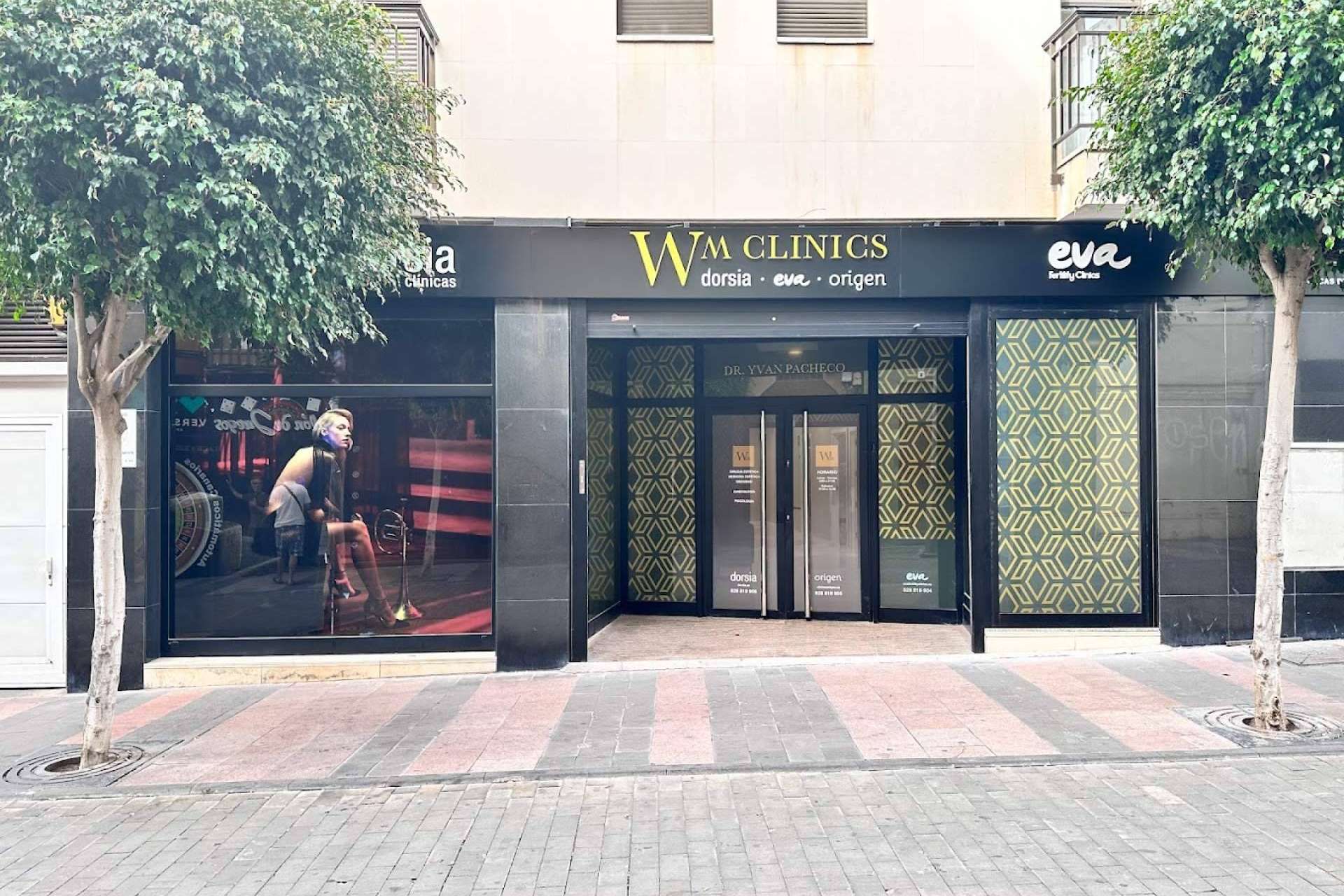 El Dr. Yvan Pacheco inaugura una nueva clínica en Telde