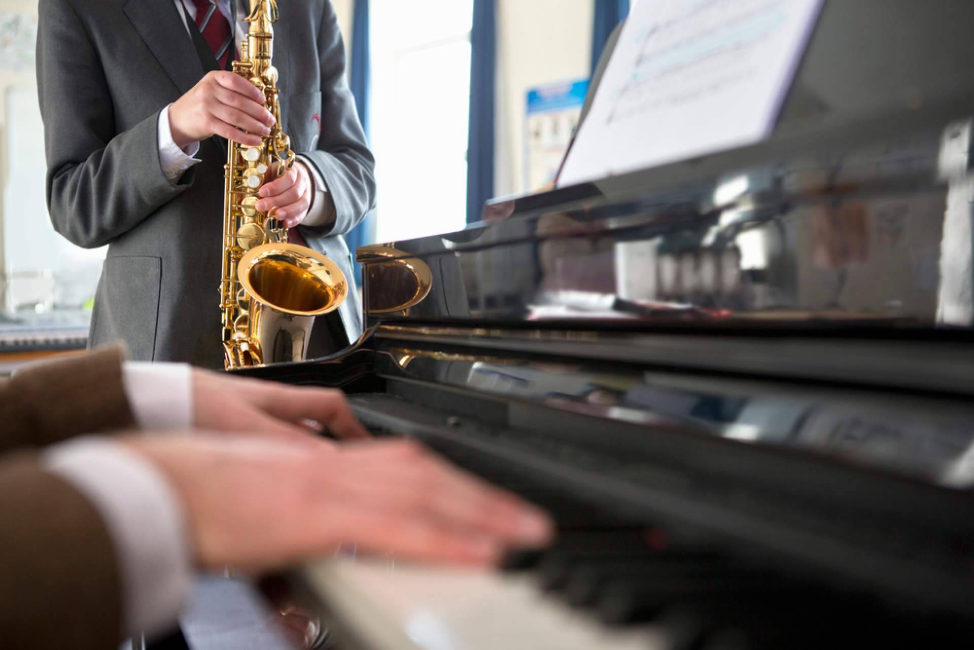 Todos los detalles de los cursos de formación musical para aprender a tocar instrumentos clásicos y modernos de Escuela de Música La Clave