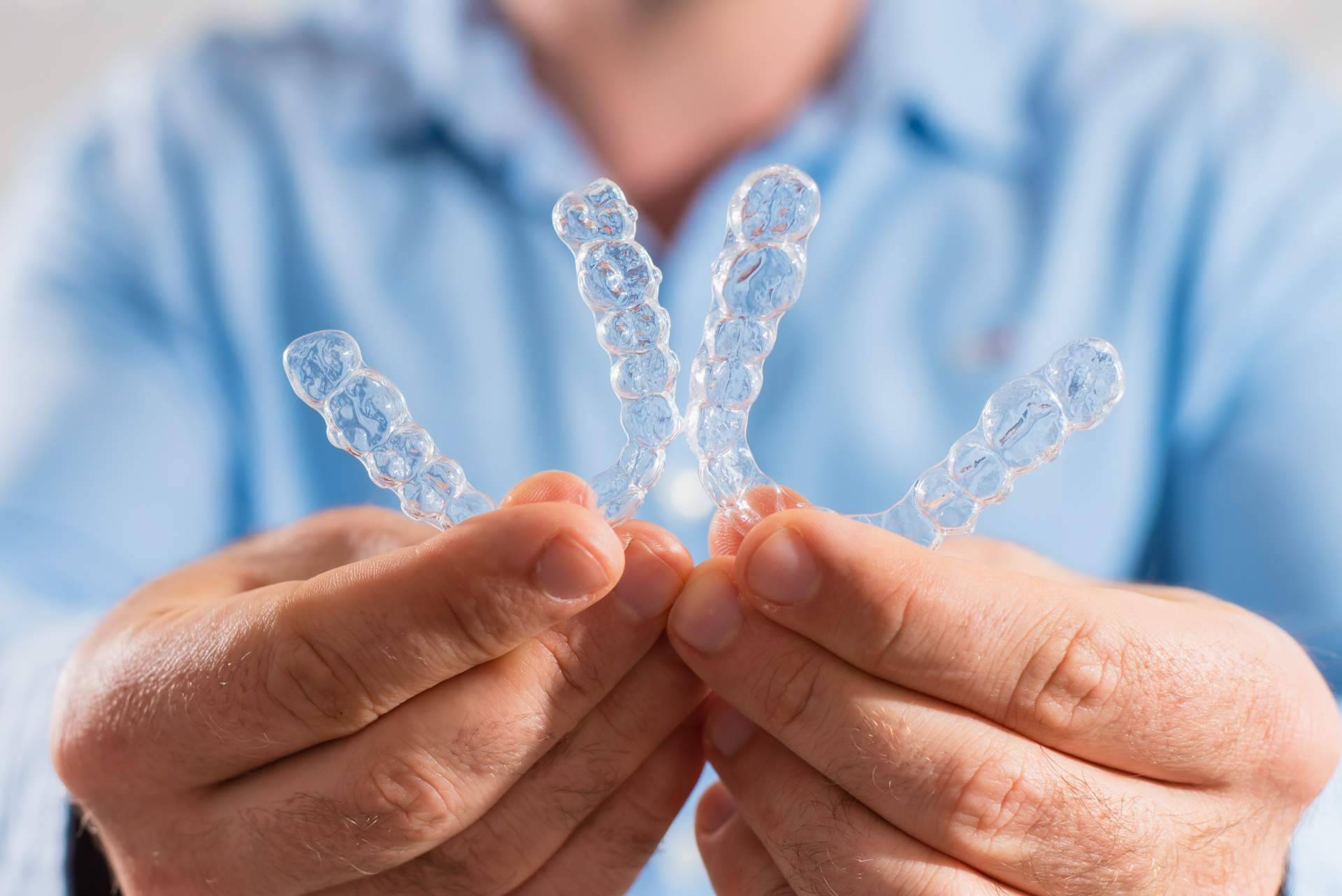 Beneficios de la ortodoncia Invisalign cuando es aplicada por especialistas como los de la Clínica Dental InterORALIA