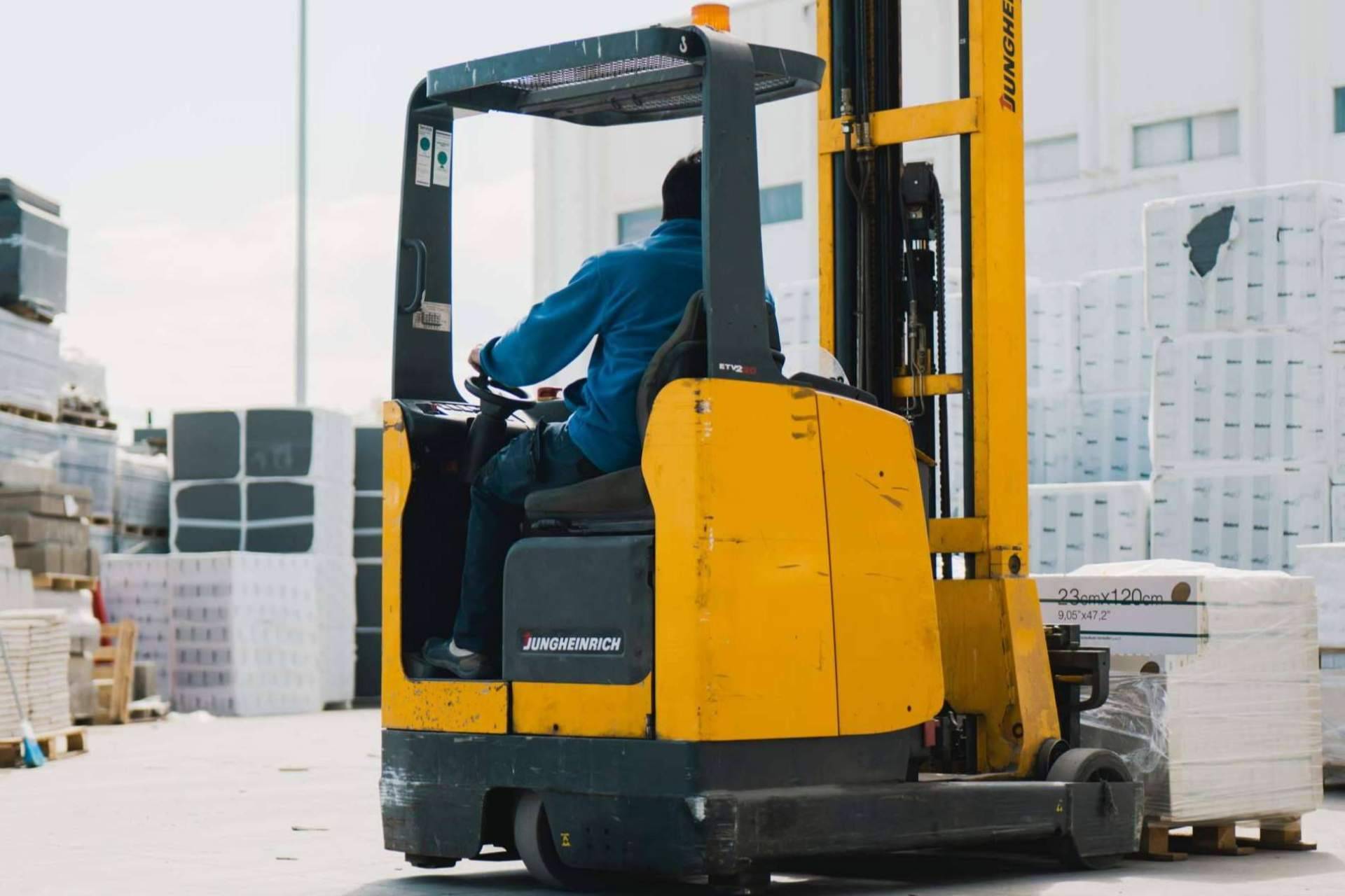 Alquilar la maquinaria de construcción es más rentable que comprarla, según Sacosa