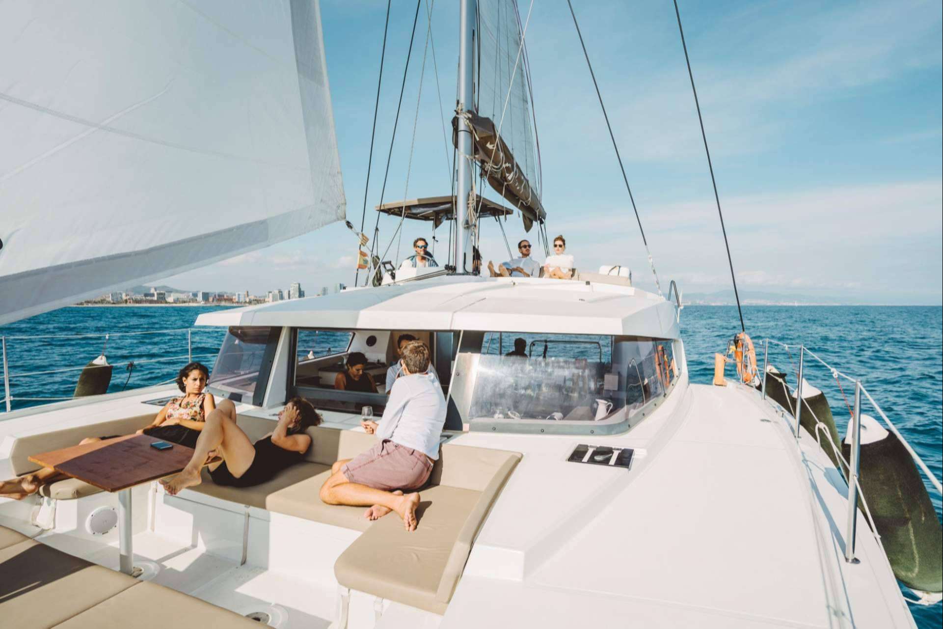Sondavela, alquiler de catamarán en Barcelona