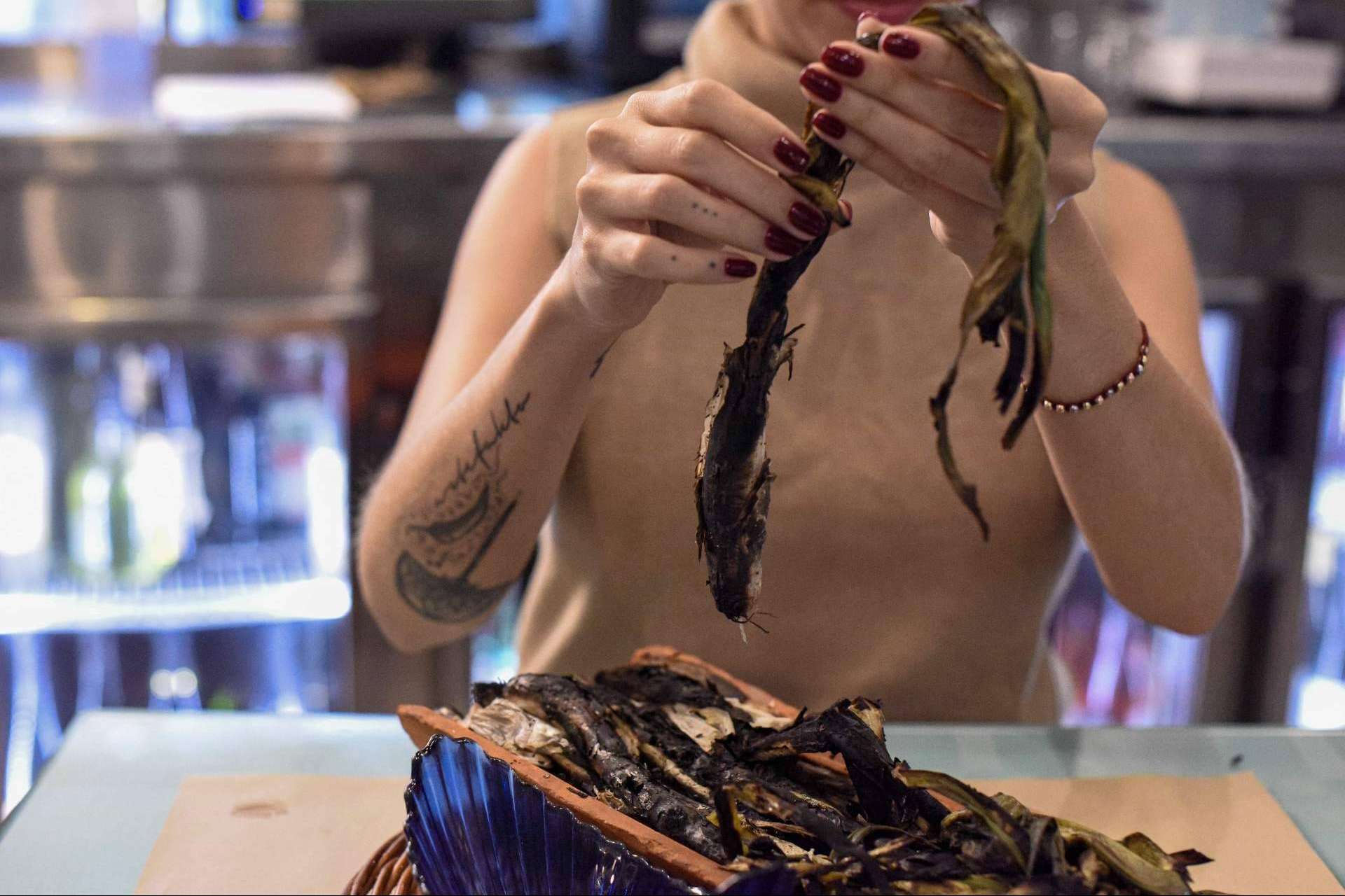 ¿Dónde disfrutar de la comida a la brasa en la Barceloneta? Pasa Tapas