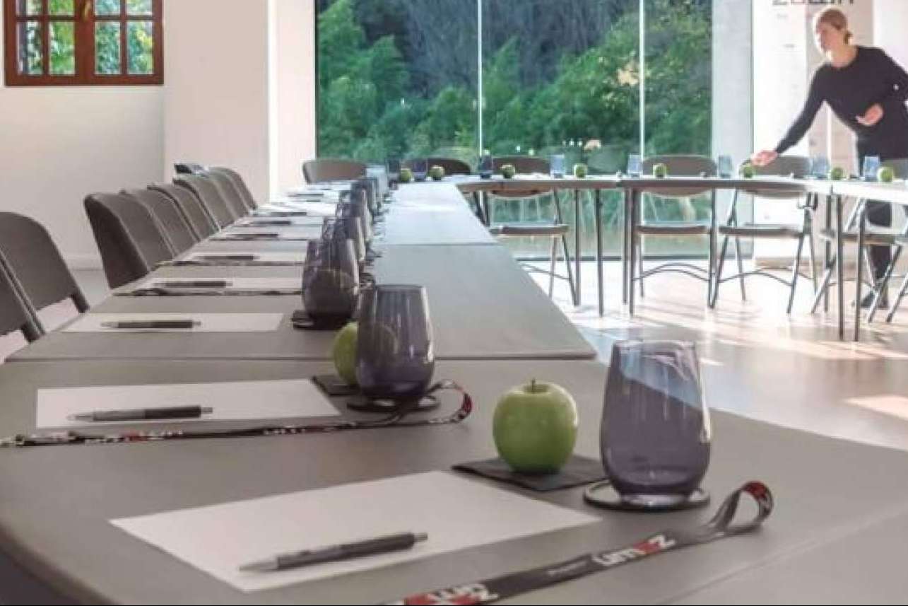 ¿Dónde encontrar mobiliario para catering y eventos? DESKandSIT
