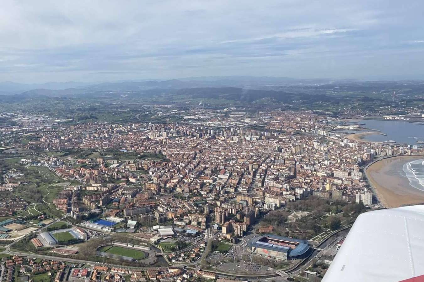 Adentrarse en el apasionante mundo de la aviación llevando los mandos desde el primer momento, de la mano de Asturfly