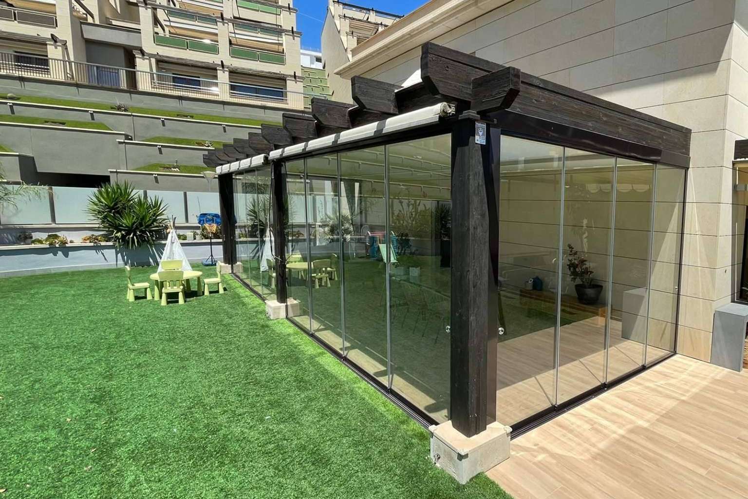Las cortinas de cristal de Airclos destacan por su máxima transparencia y minimalismo
