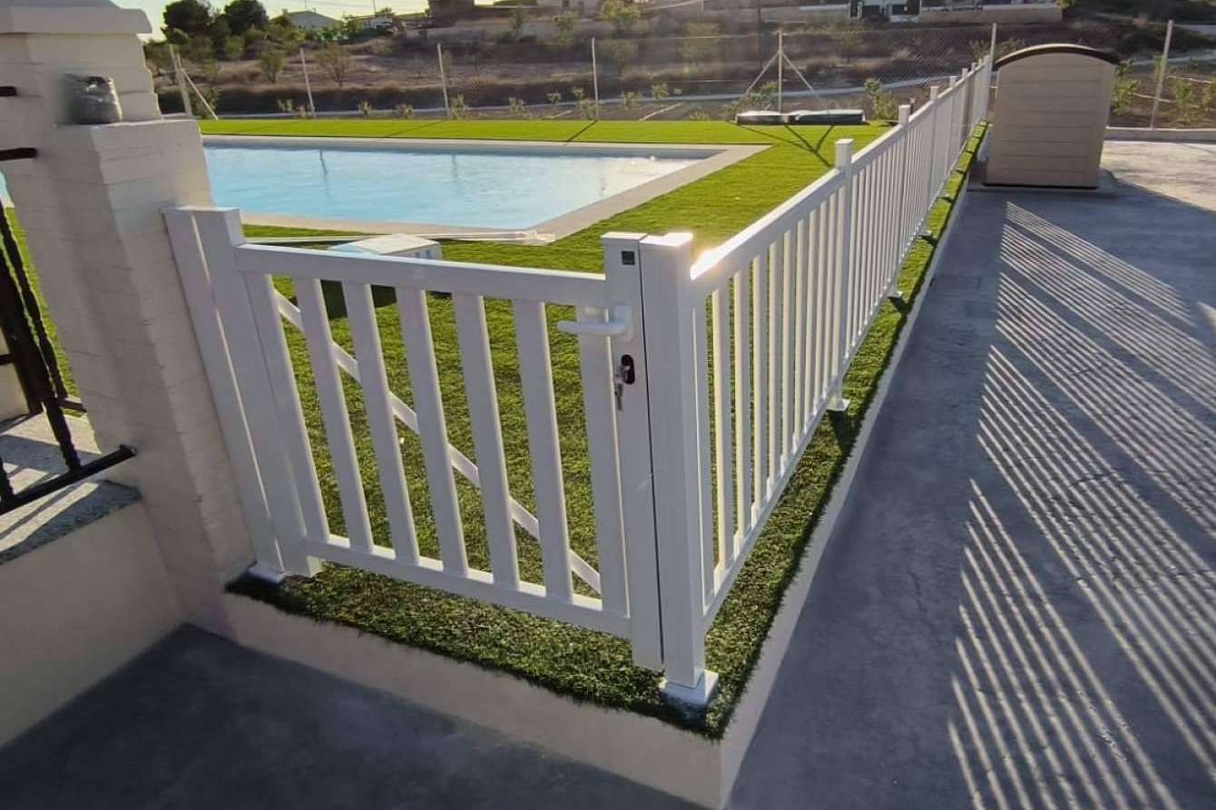 Seguridad y resistencia con las vallas PVC de AKOTADO