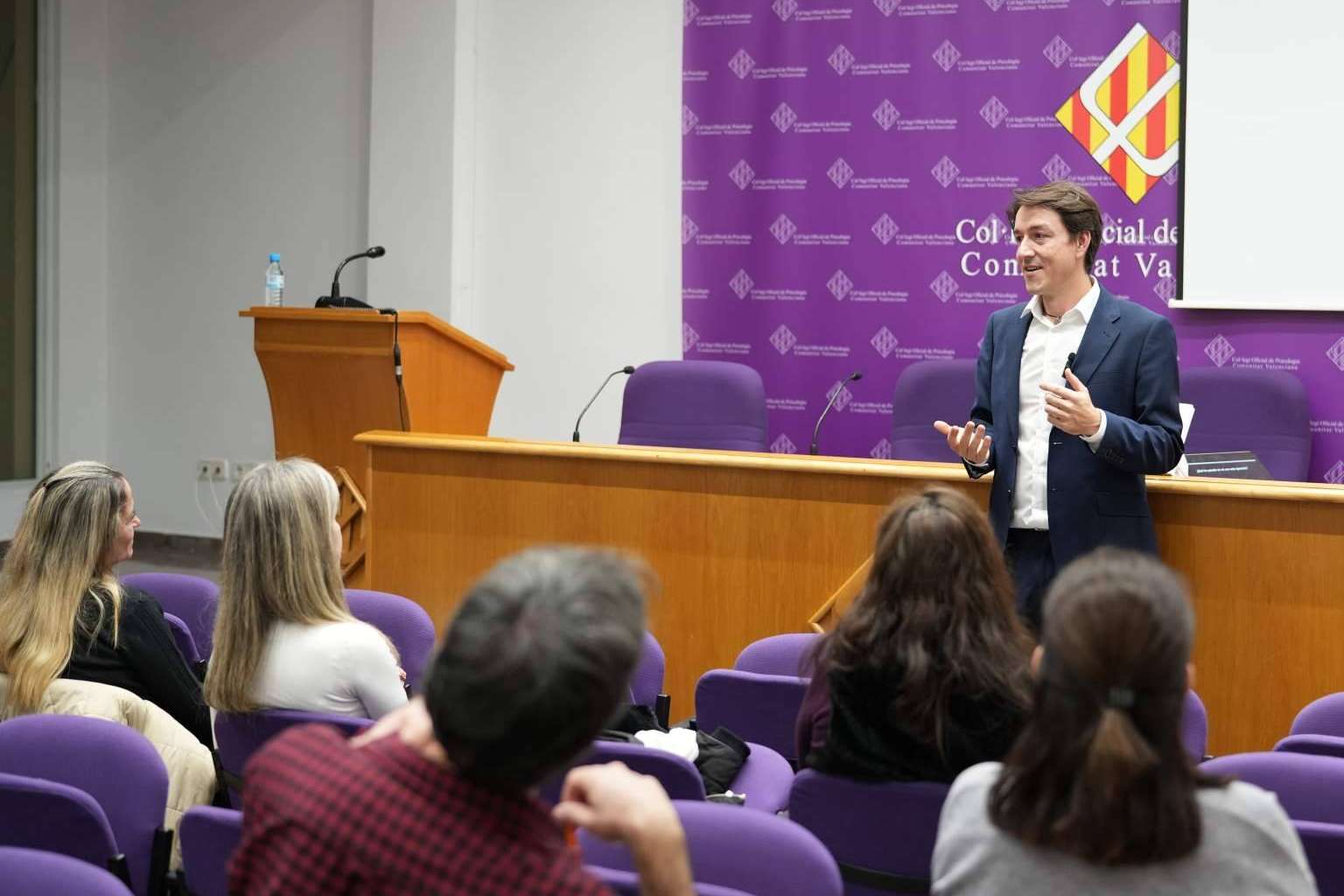 Más de medio millón de visualizaciones hacen viral una conferencia sobre habilidades sociales