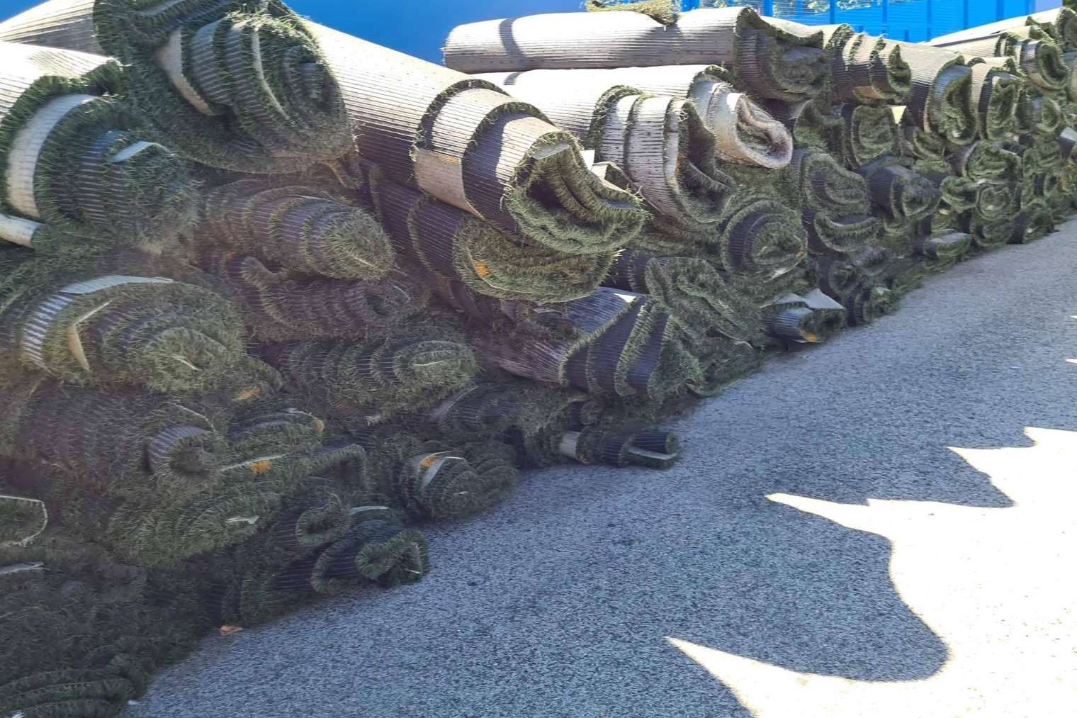 Servicio de desmontaje y venta de CESREFUT para una segunda vida al césped campo de fútbol