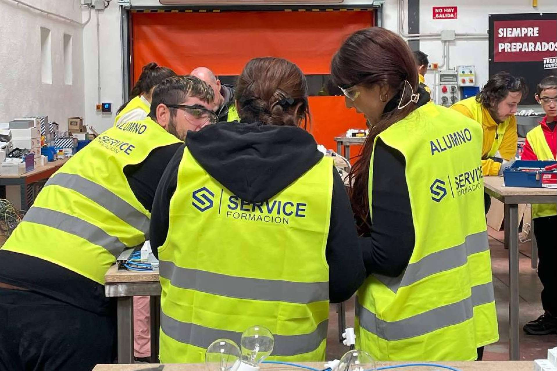Servicedoor Formación ofrece formación en Técnico Auxiliar de Puertas Automáticas