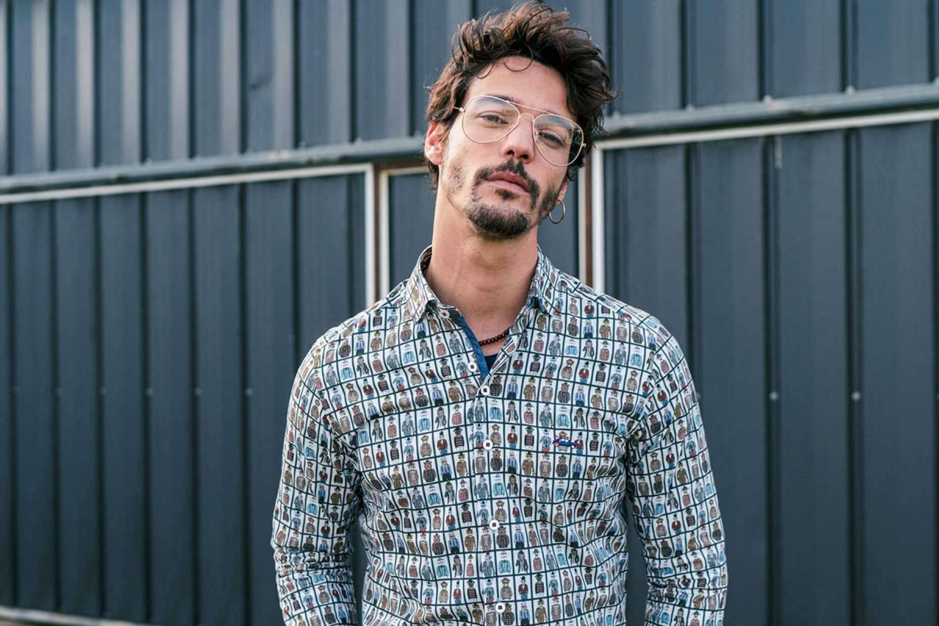 The Surfcar y sus modelos versátiles para combinar camisas estampadas para hombre