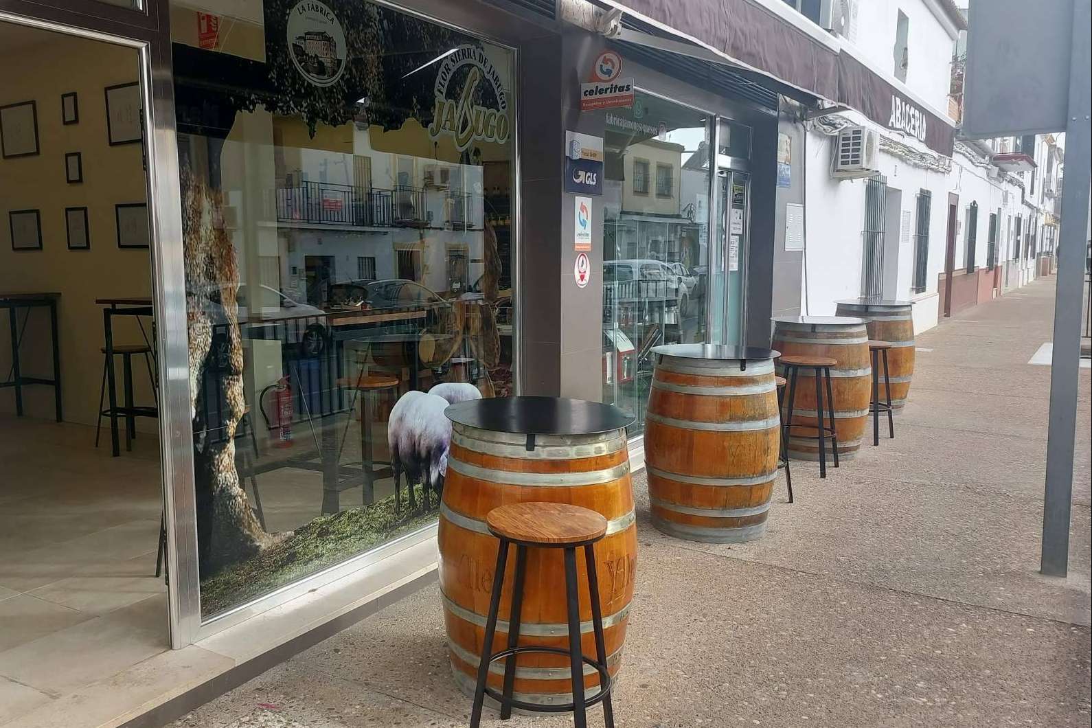 Una tienda gourmet de Sevilla ofrece los productos artesanos más representativos de la gastronomía española