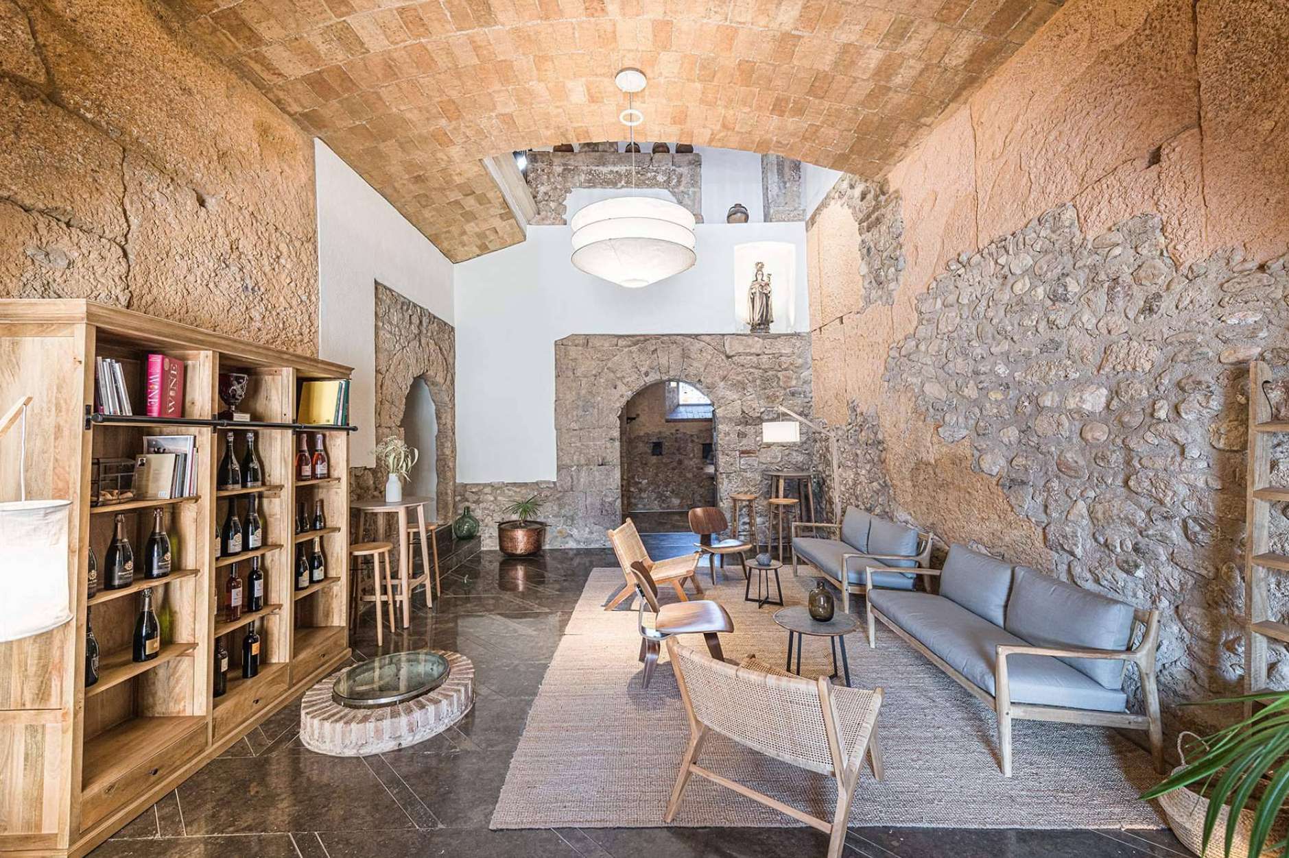 ¿Qué ventajas ofrece el servicio de interiorismo de bodegas y espacios de enoturismo de INDAStudio?