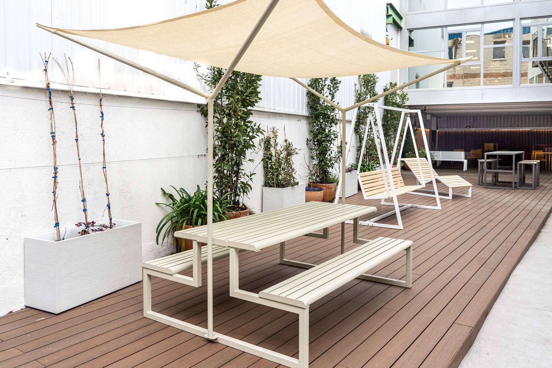 La importancia del diseño de espacios outdoor en oficinas, por Mobiliar