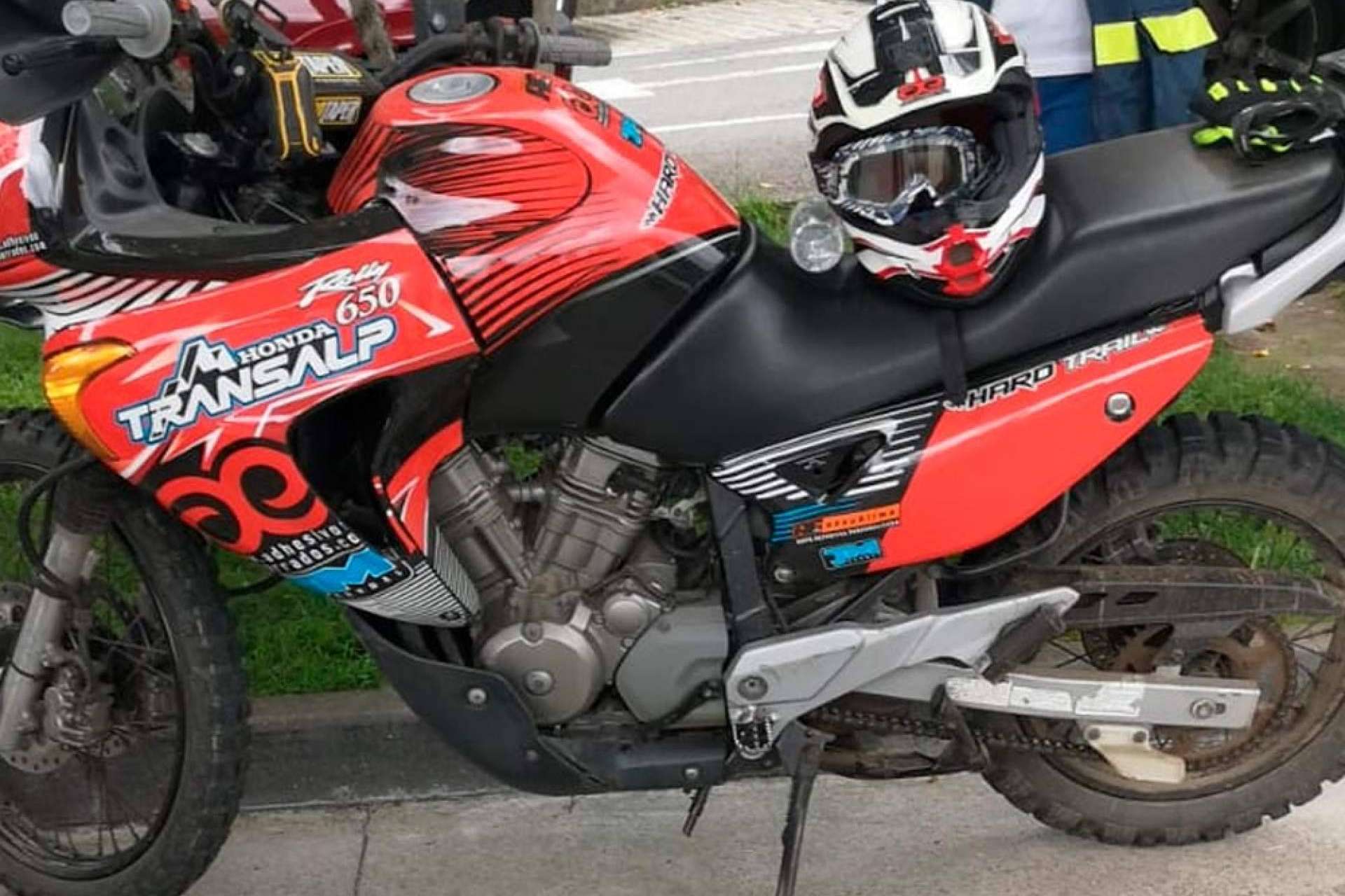 Los kits de pegatinas de ADHESIVOSEMBARRADOS permiten personalizar motos de manera fácil