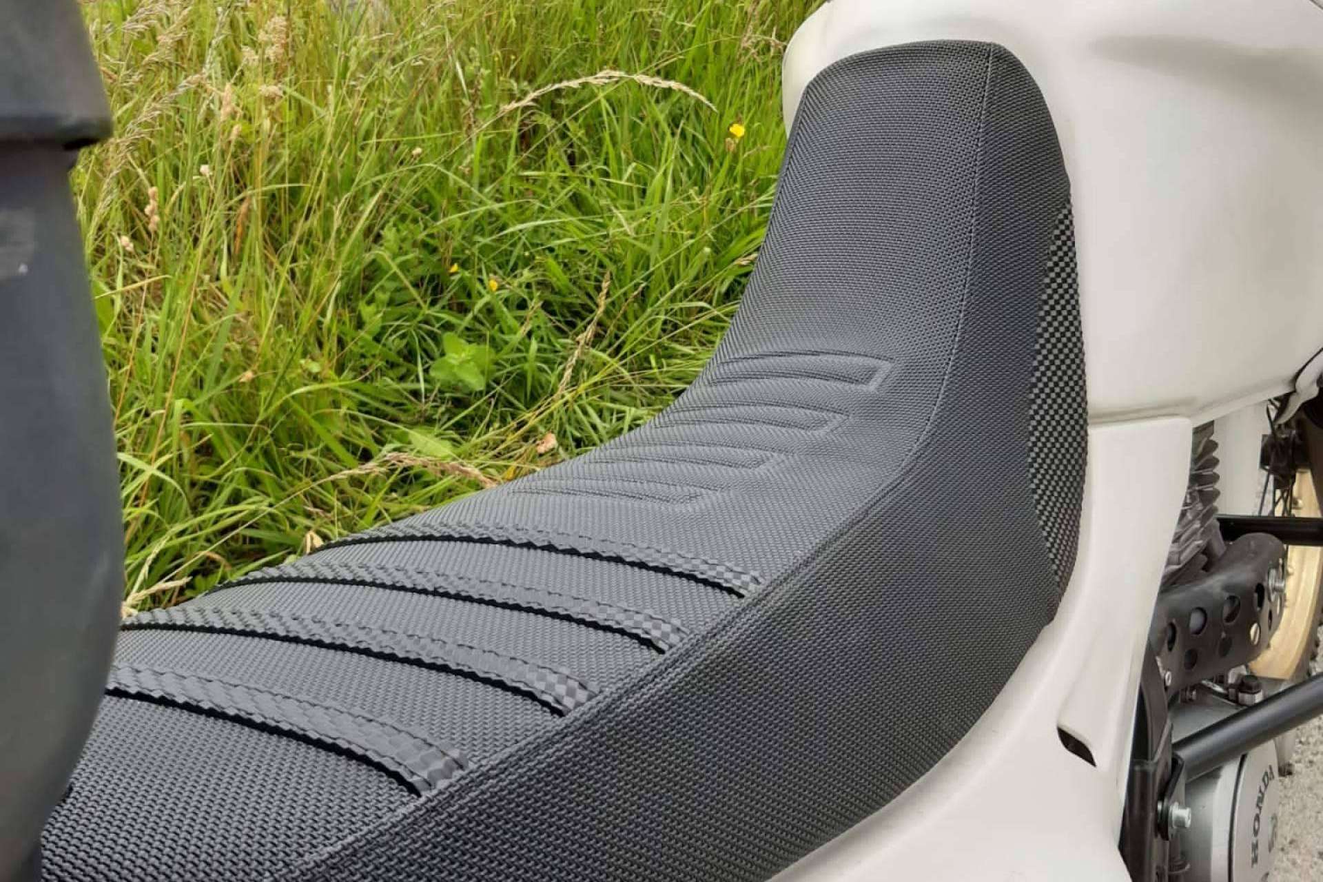 JM-Fundas ofrece la experiencia de viajar en verano con un asiento de moto confortable y ergonómico