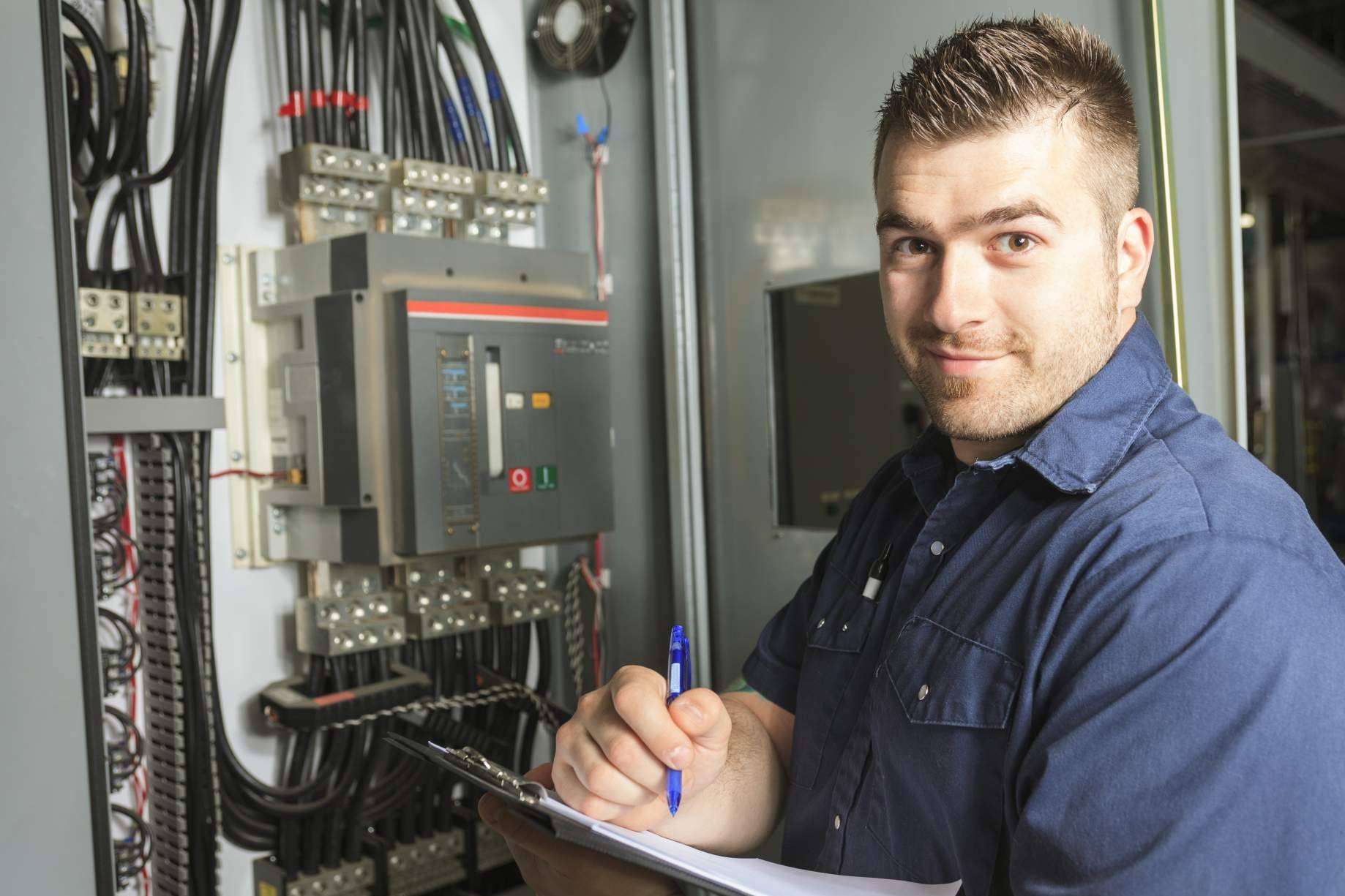 Formación completa con diferentes opciones para conseguir el carnet de instalador electricista, con MasterD