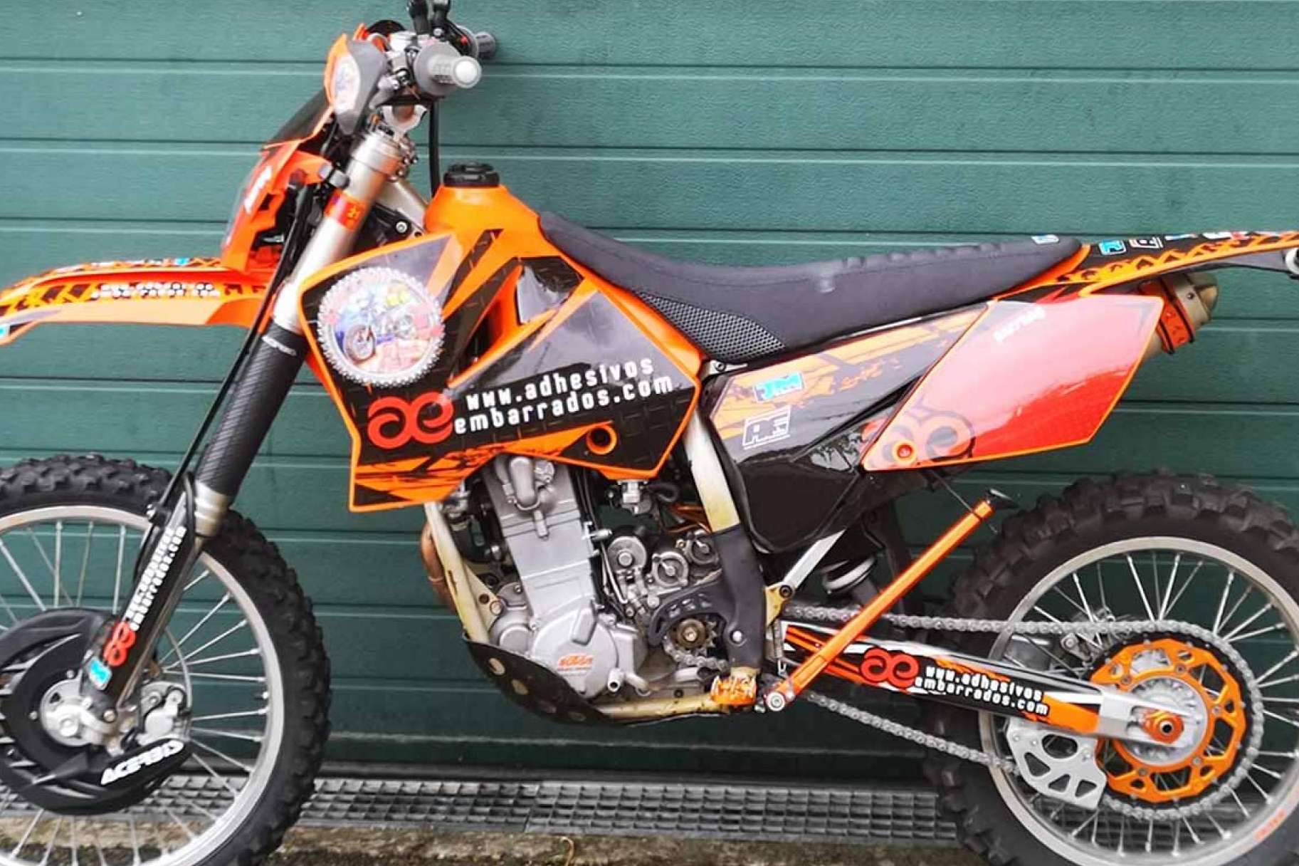 ADHESIVOSEMBARRADOS permite elevar la estética de una moto con su kit de pegatinas personalizado