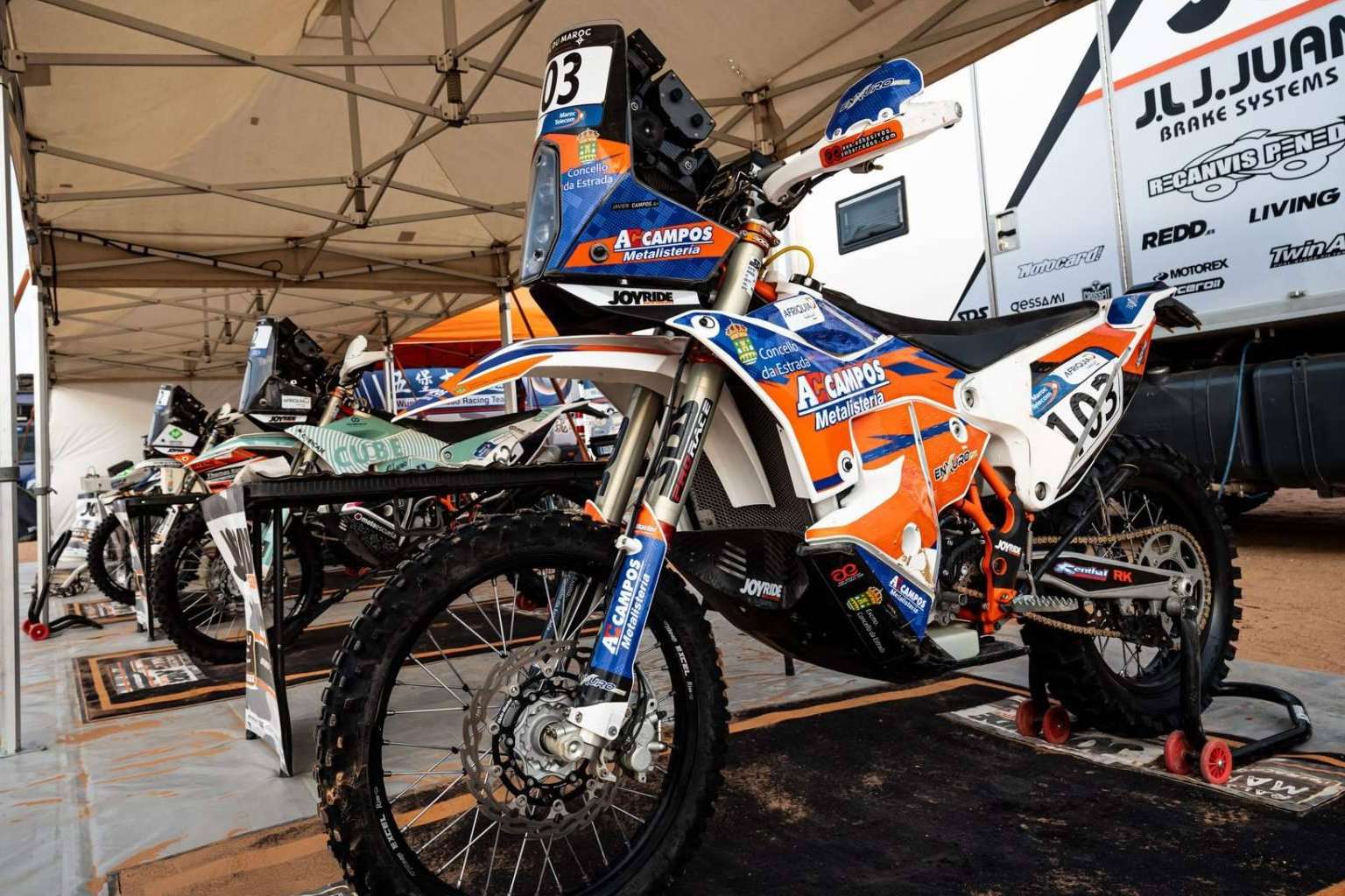 Los nuevos diseños de kits de adhesivos de moto de ADHESIVOSEMBARRADOS permiten renovar la apariencia del vehículo