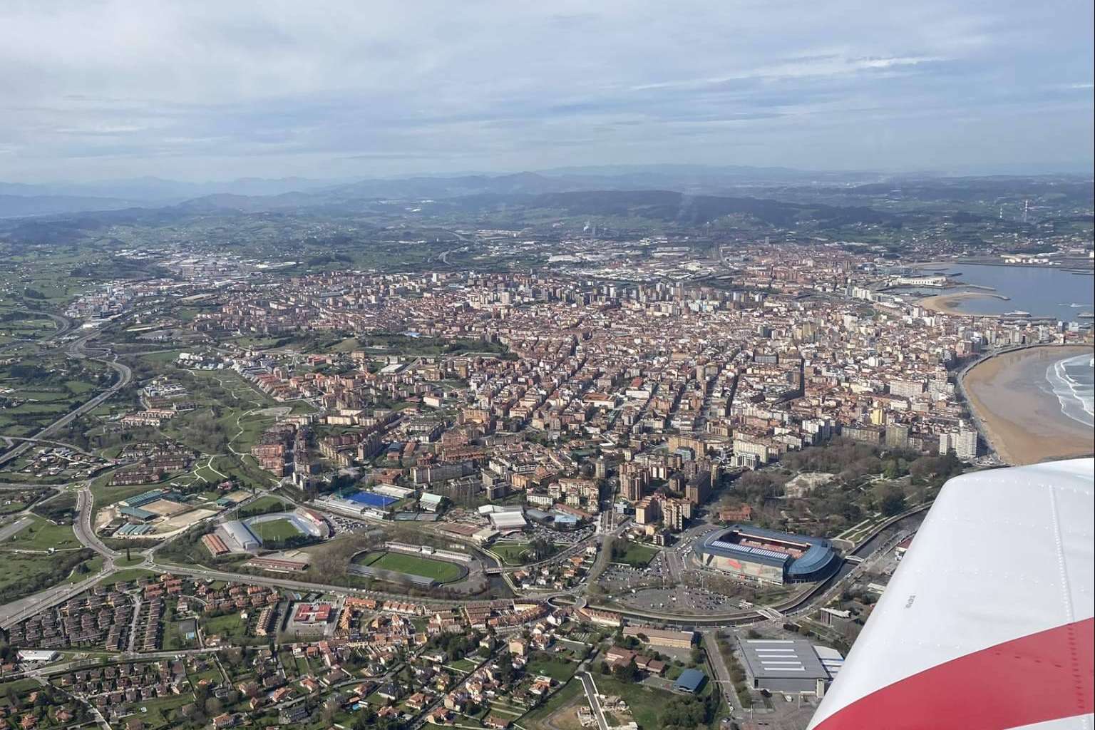 Asturfly ofrece formación de pilotos y recorridos aéreos únicos en Asturias