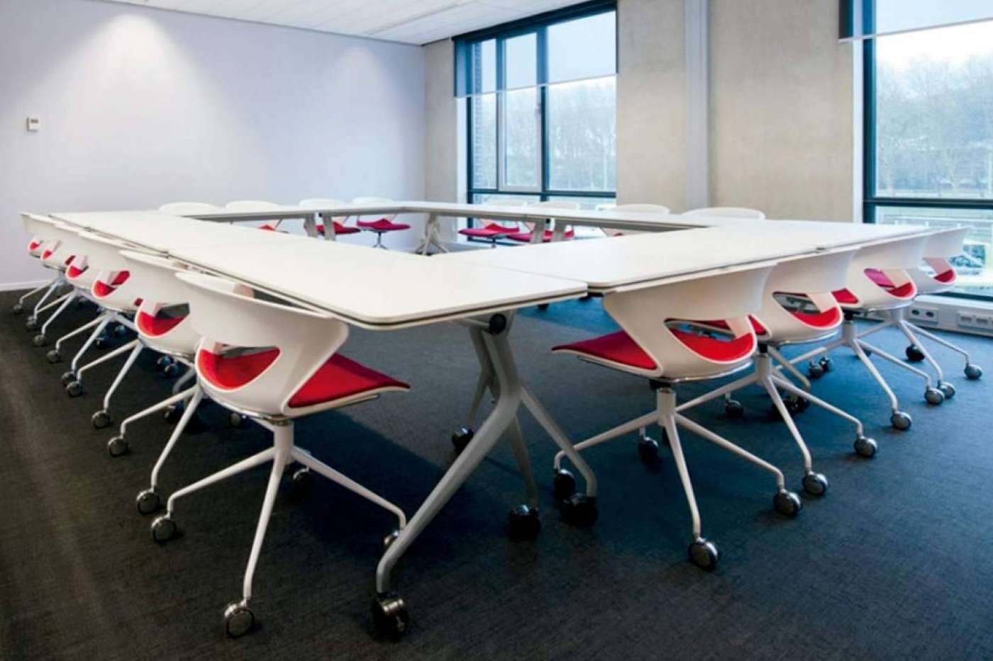 Mesas móviles, la solución versátil para empresas y academias modernas