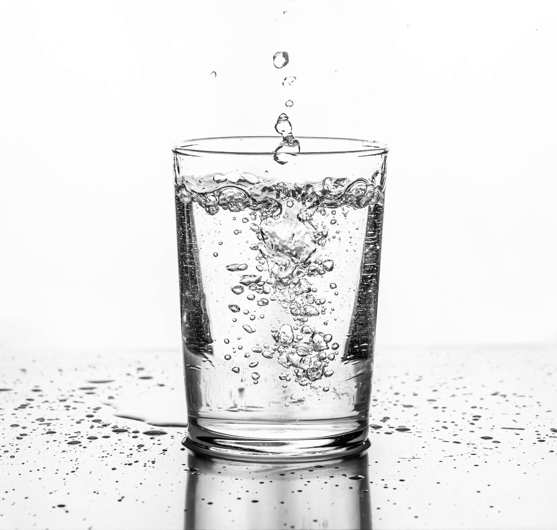 Beber agua limpia y segura gracias a los equipos de tratamiento de agua que provee Culligan