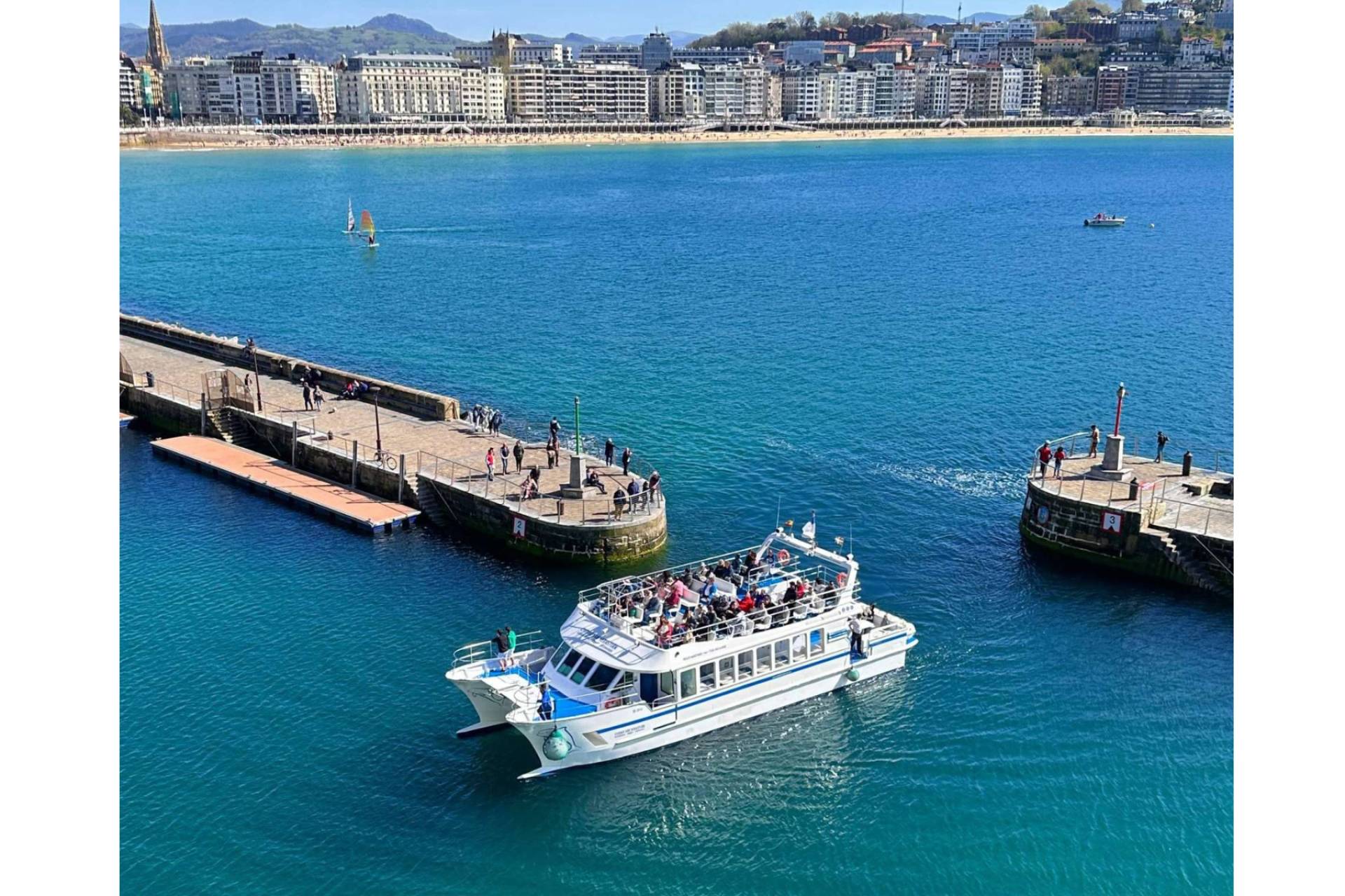 Catamarán Finanzauto Ciudad San Sebastián, pionero en ofrecer paseos marítimos sostenibles y en completo silencio