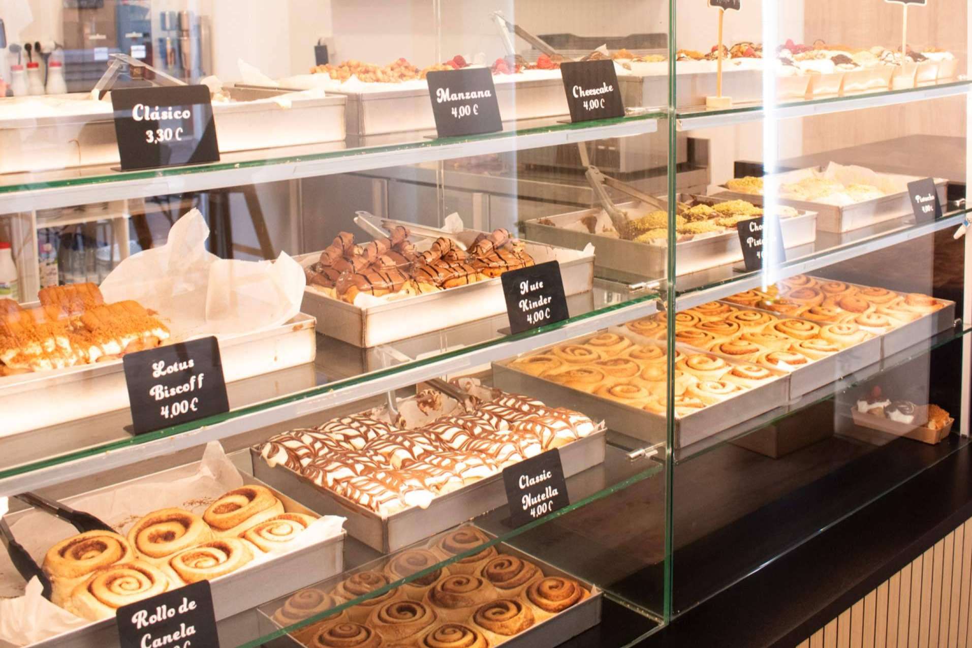 El rollo de canela más popular de Málaga convierte la merienda en una experiencia única