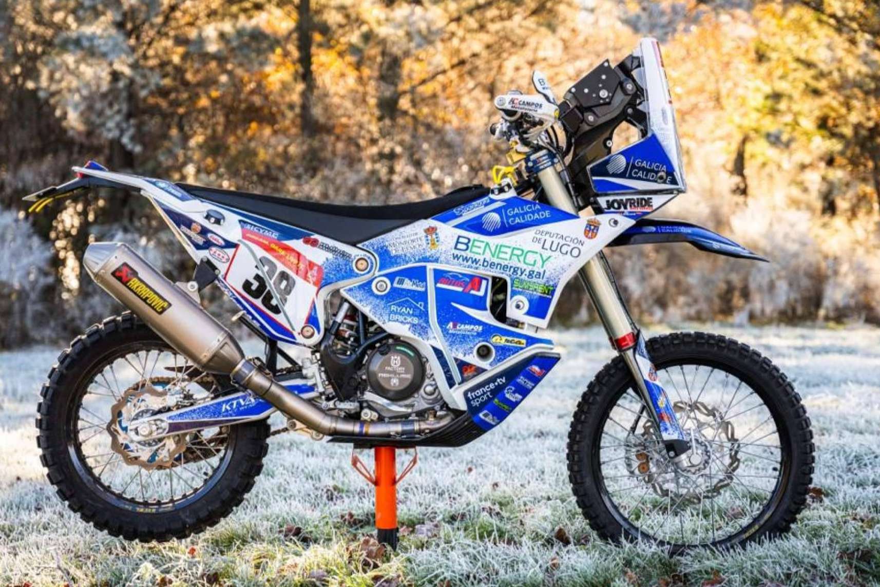 ADHESIVOSEMBARRADOS ofrece una amplia gama de kits de pegatinas personalizadas para motos de enduro y motocross