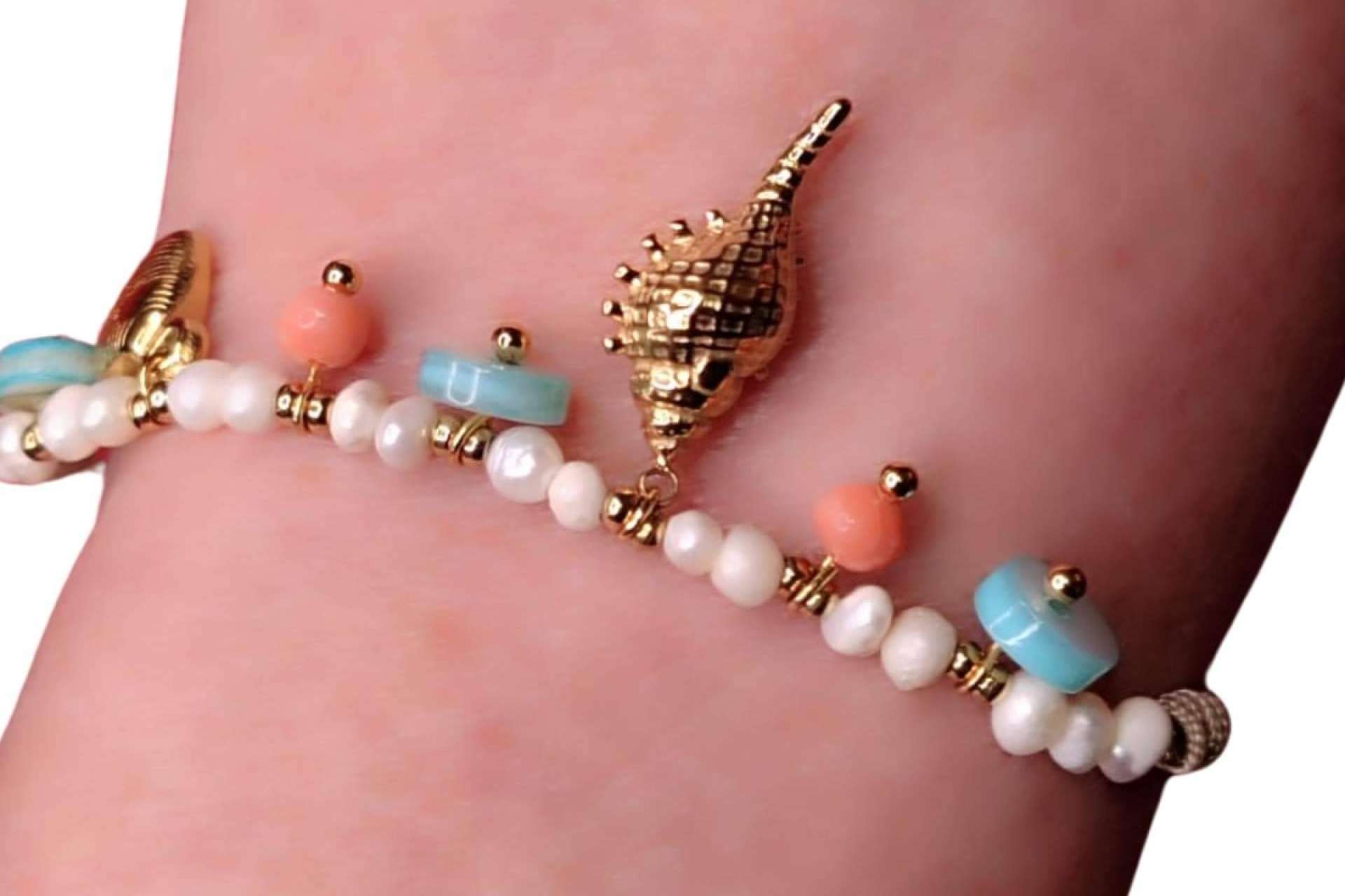 Pulseras y tobilleras de bisutería, las propuestas de Estiloneu para este verano