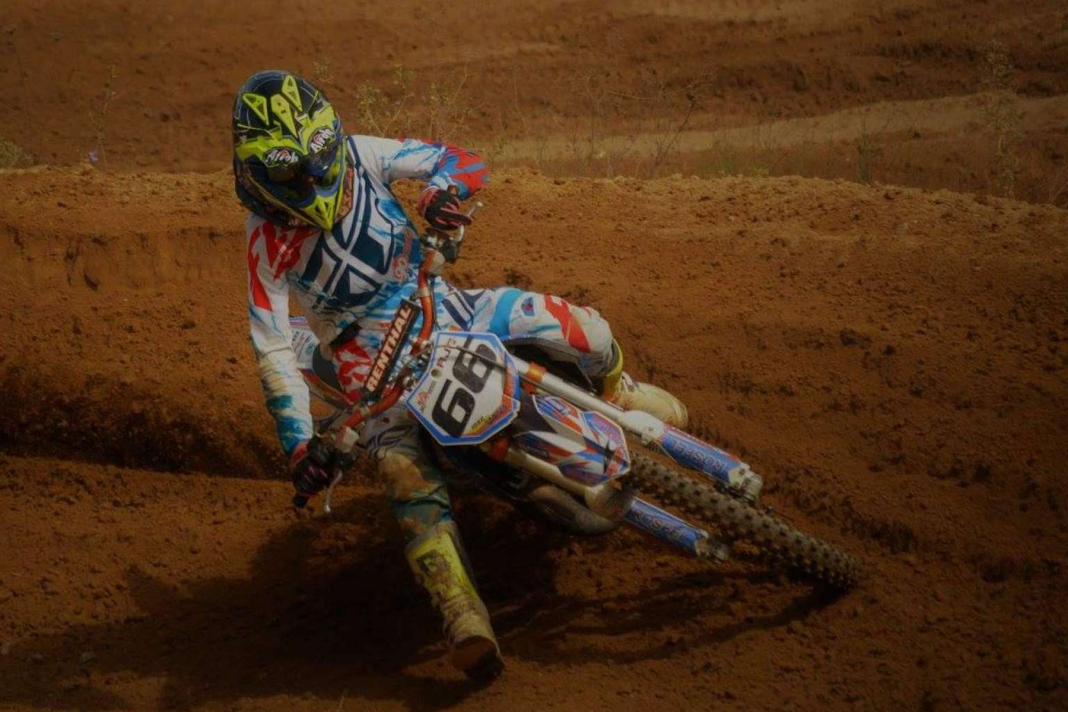 ADHESIVOSEMBARRADOS lanza soluciones gráficas para renovar la estética de motos off-road