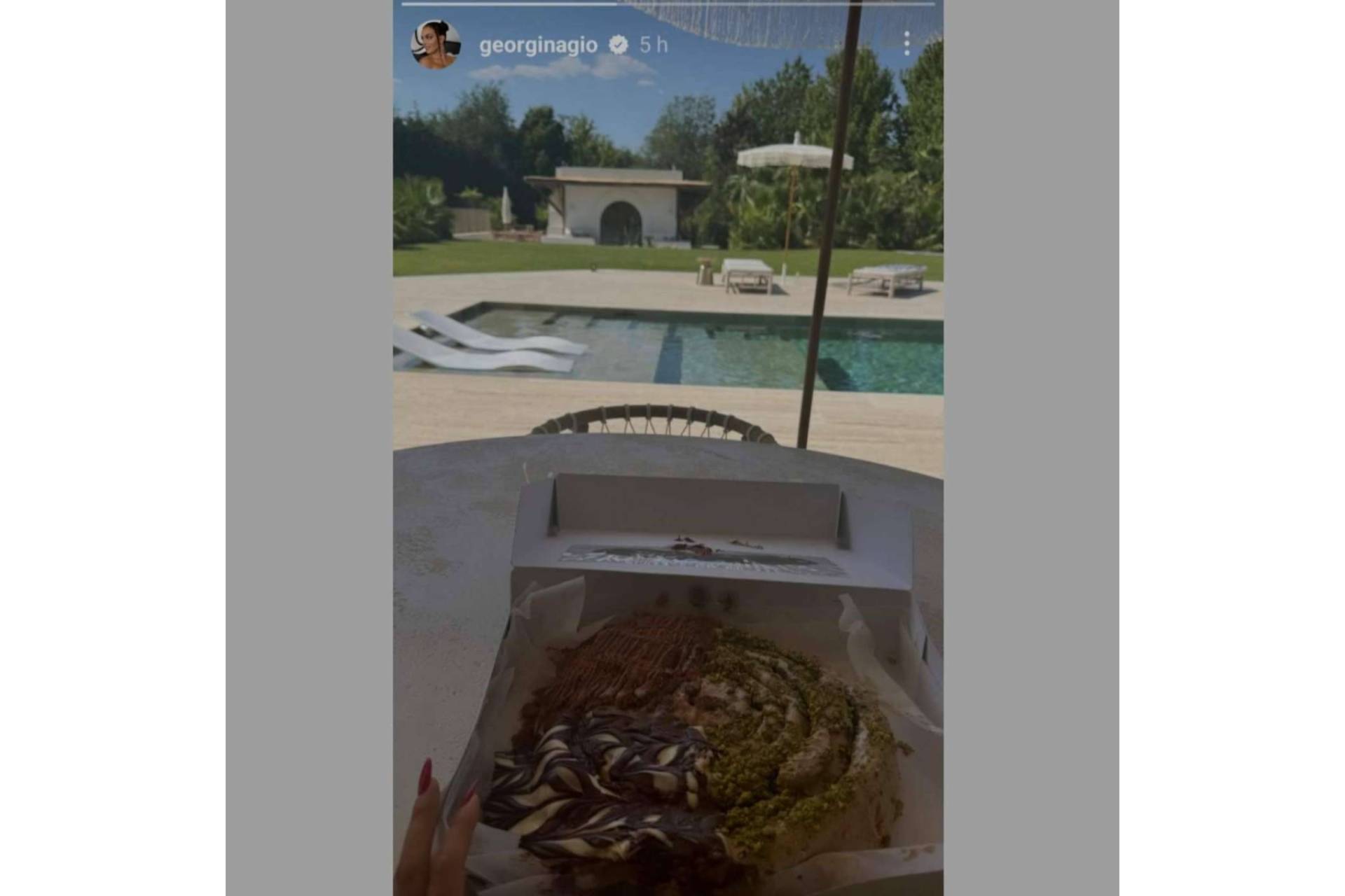 Dulce Canela conquista a Georgina y Cristiano Ronaldo con sus rollos de canela en Málaga