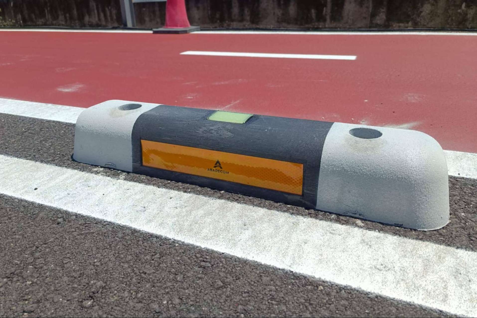 Abadecom instala 2 km de separador de carril bici fotoluminiscente fabricado con plástico reciclado