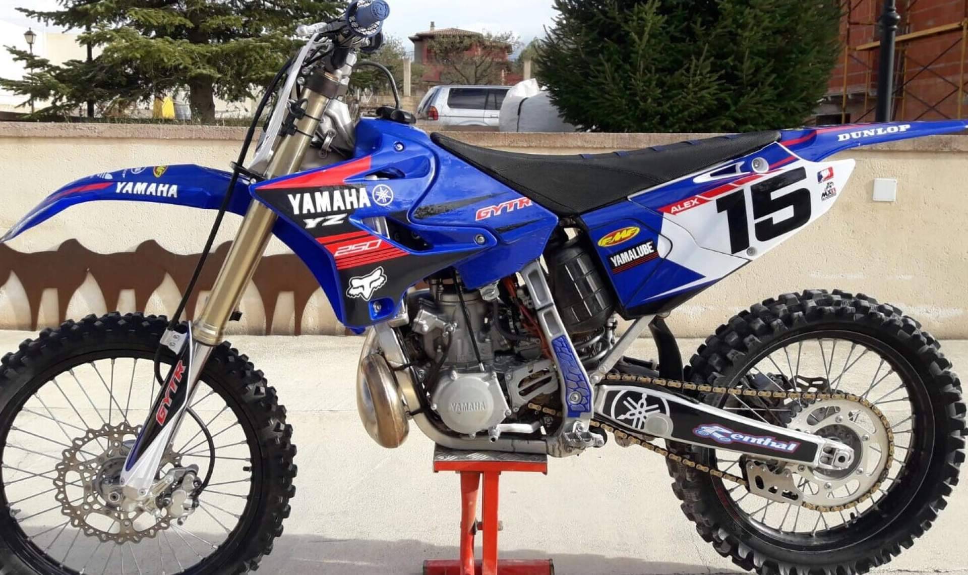 Vinilos y pegatinas personalizadas para motos onroad y offroad, la propuesta de ADHESIVOSEMBARRADOS