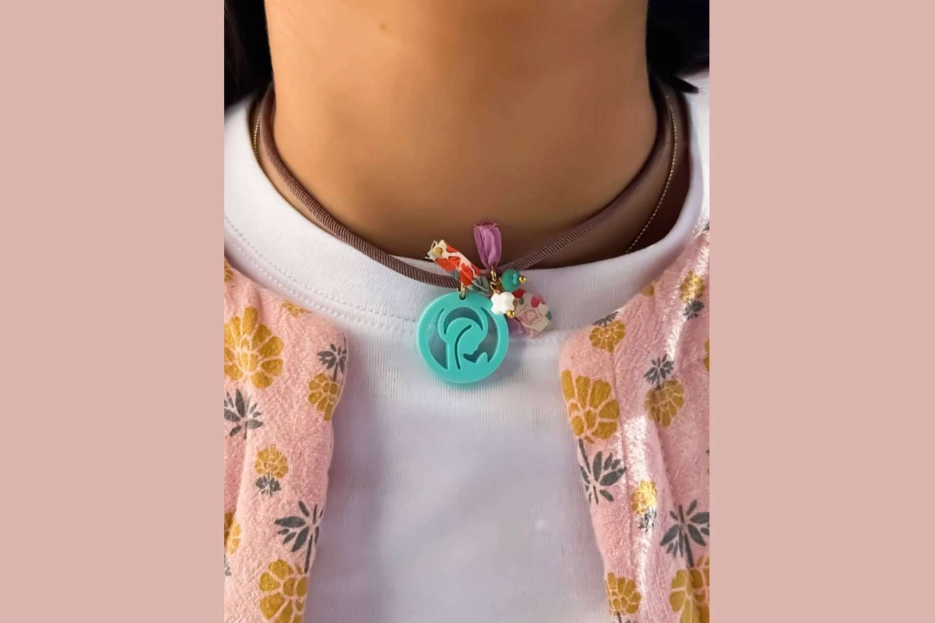 El verano se llena de color con las pulseras Liberty y el colgante virgen niña de Happy Pulseras
