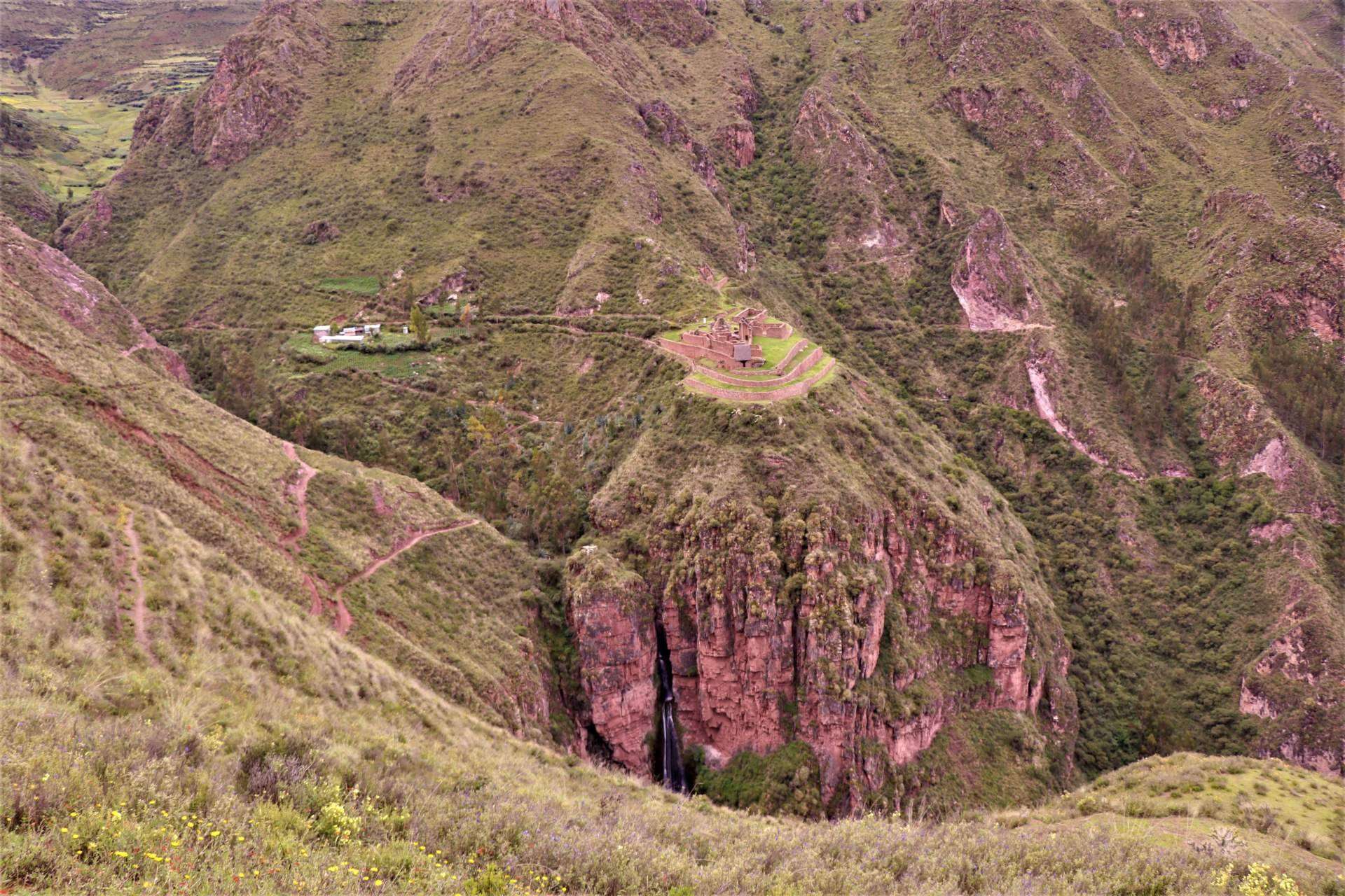 La catarata de Perolniyoc, una joya natural cerca de Cocatambo Hotel en Ollantaytambo
