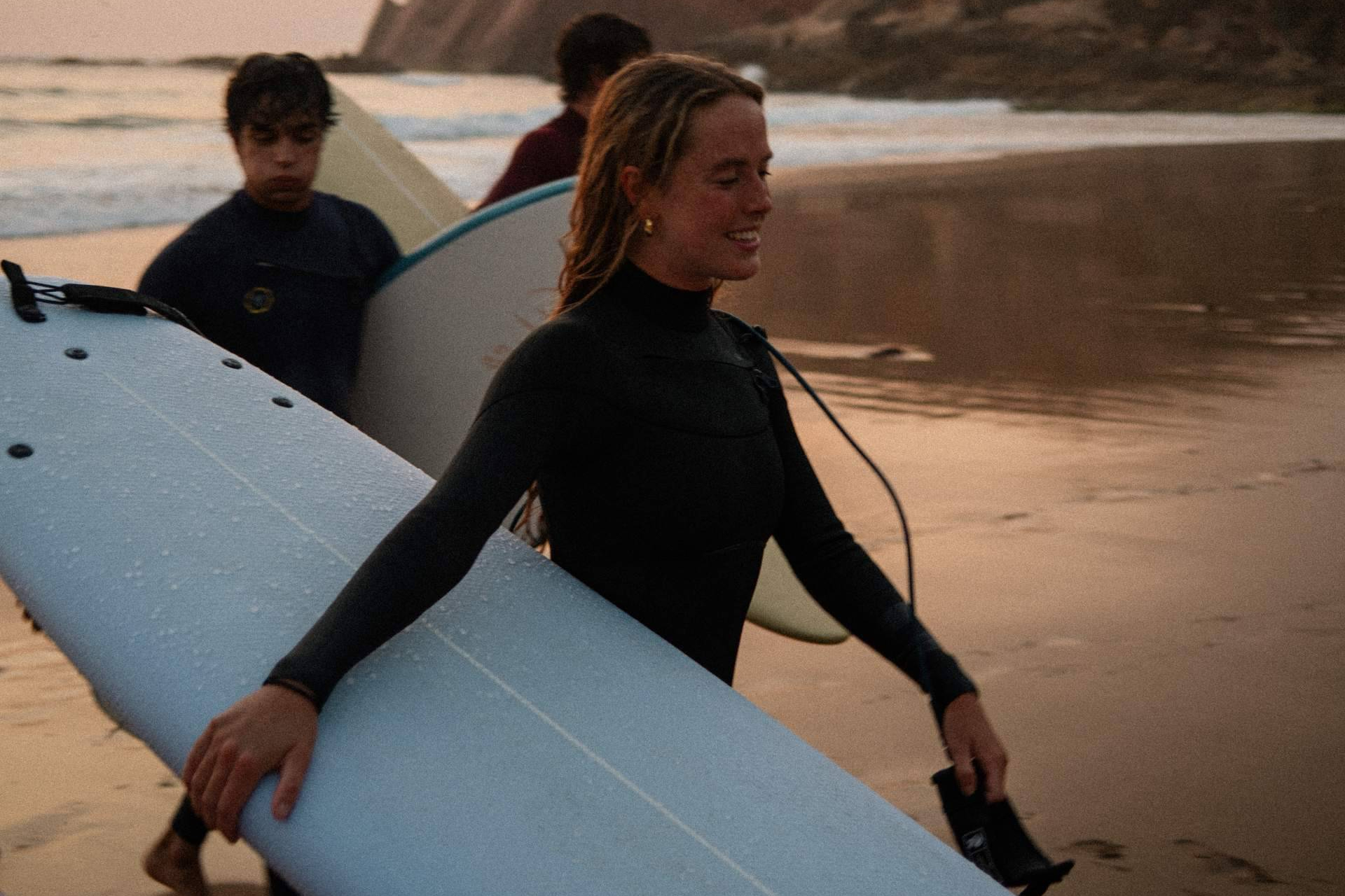Guía de surf para principiantes; técnicas básicas y cómo elegir la tabla perfecta para progresar