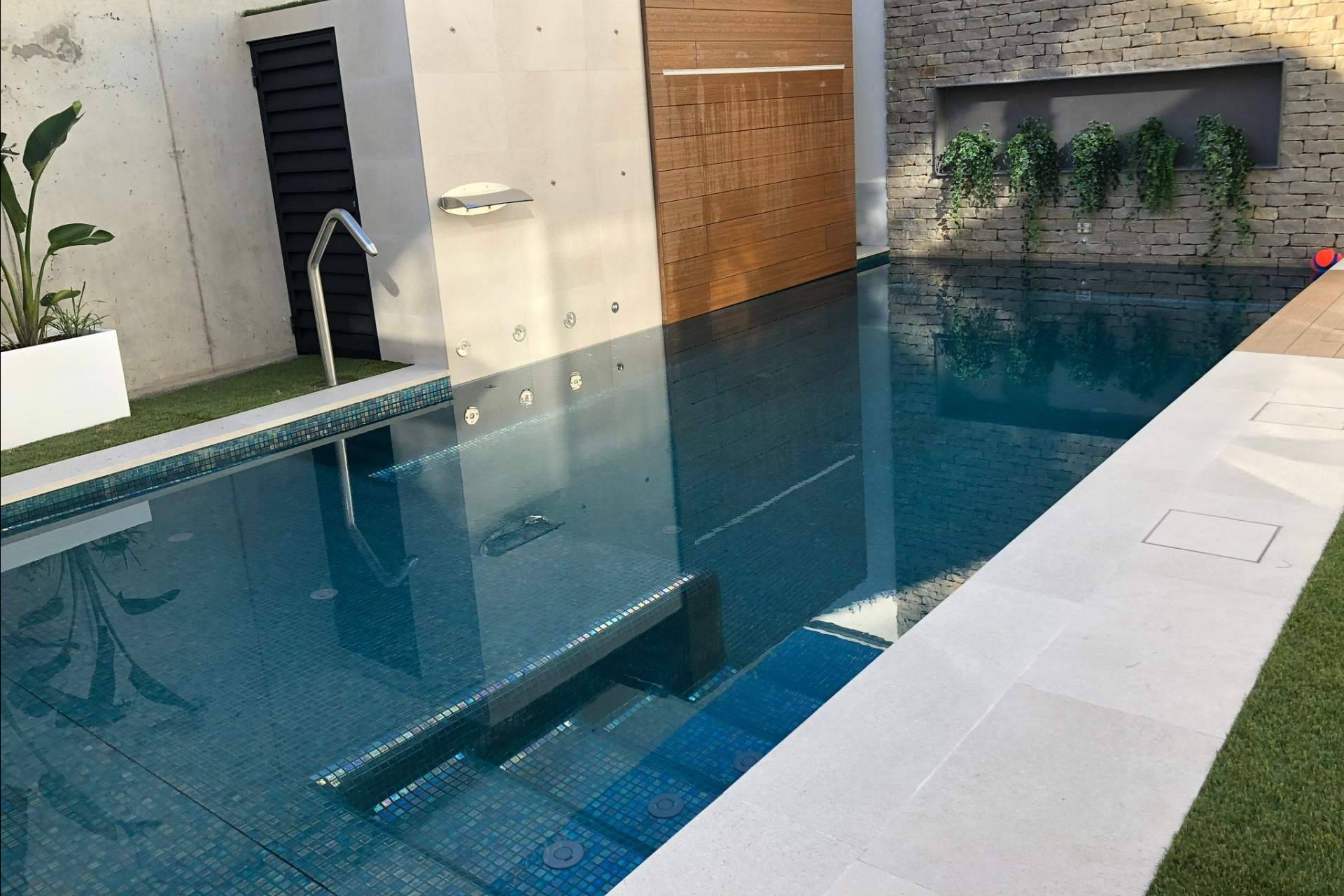 Tecnología sin químicos ni electricidad; así purifica el agua de piscinas el sistema Pool Tiger