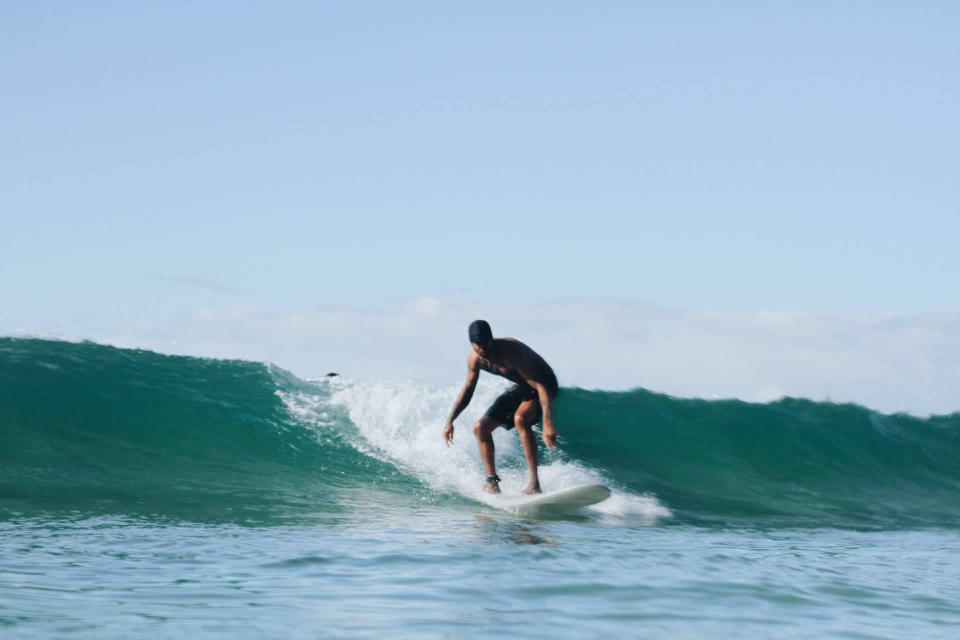 Las playas más recomendadas para aprender a surfear este otoño, según la guía de Fly