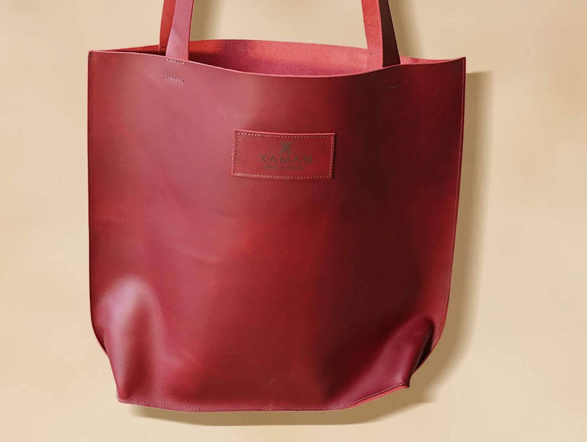 Xaman reinventa las tote bags con cuero artesanal, mensajes secretos y alma panameña