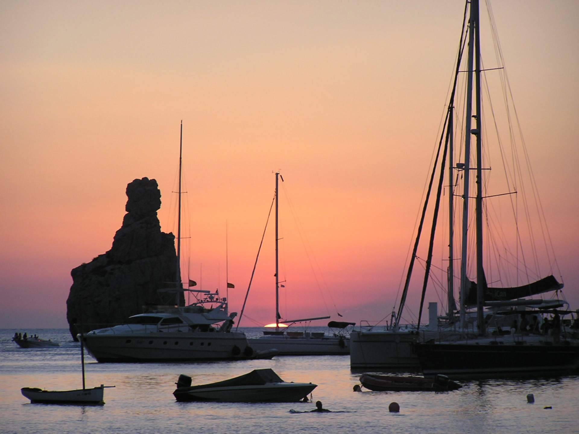 Formentera en otoño; alquiler de barcos para explorar la isla más tranquila del Mediterráneo
