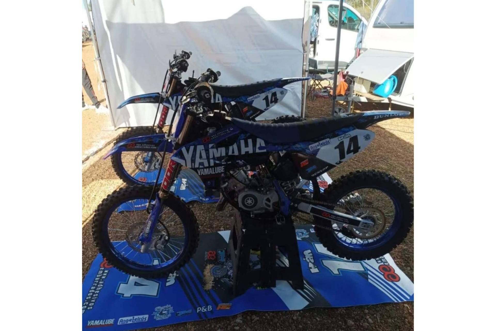Adhesivosembarrados apuesta por alfombras de moto y quad personalizadas, listas para destacar en cualquier paddock