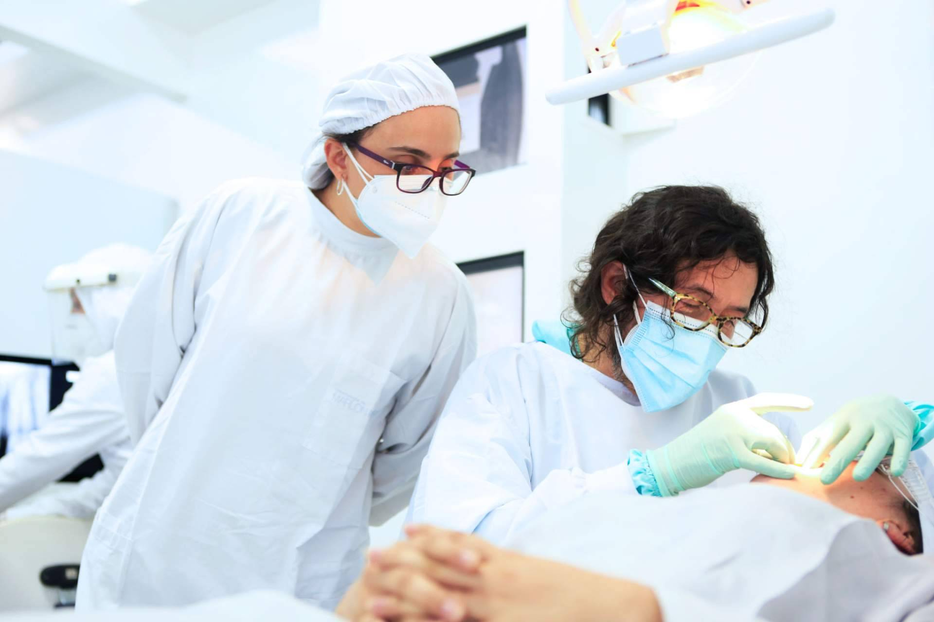 Tendencias 2025; implantes dentales, ortodoncia y diseño de sonrisa en Marlon Becerra