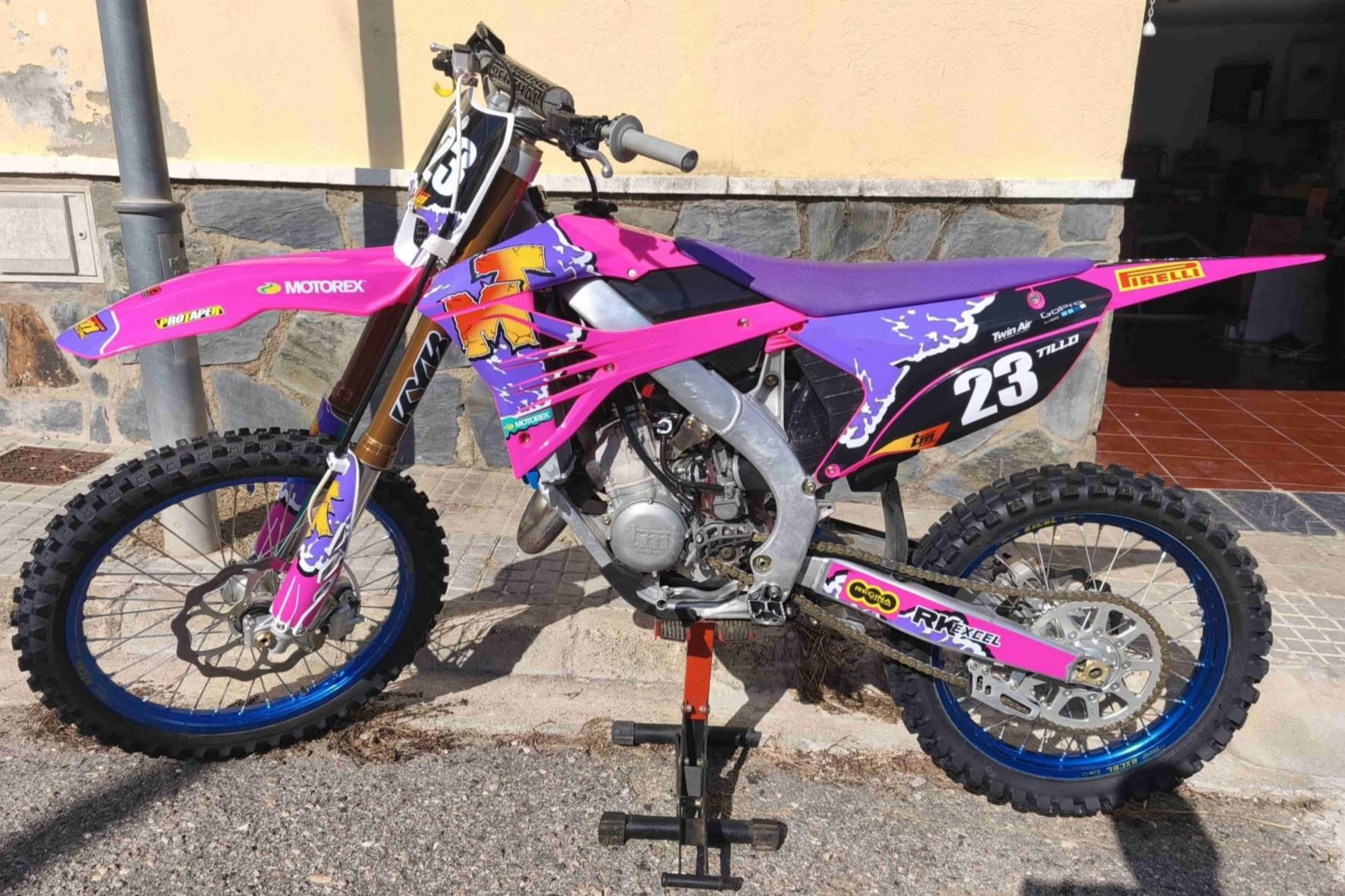 Adhesivos para motos resistentes y personalizables, el enfoque de ADHESIVOS EMBARRADOS en el sector off-road