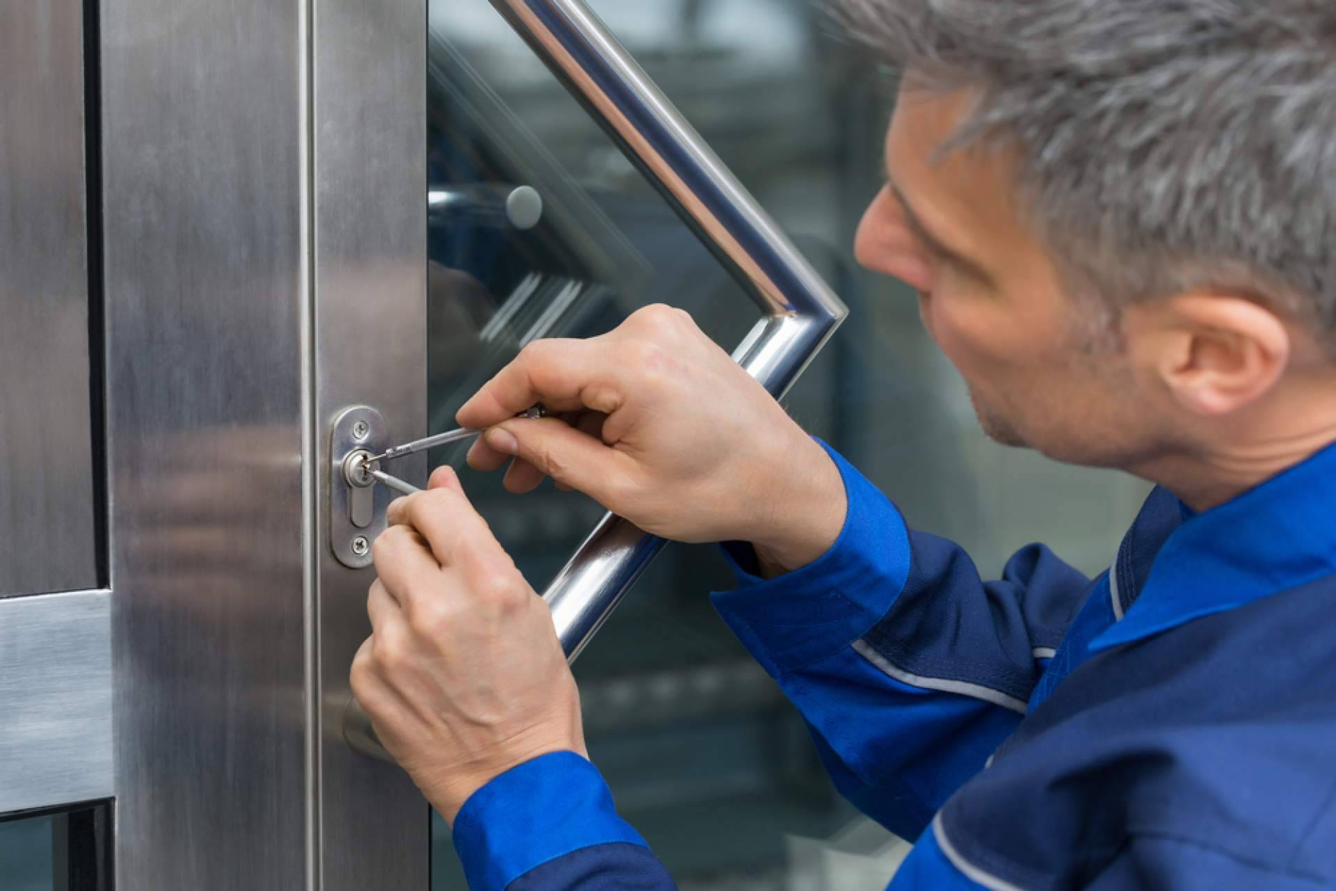 Cerrajeros en Madrid y Alicante con atención inmediata y garantía, de la mano de Soluciones González