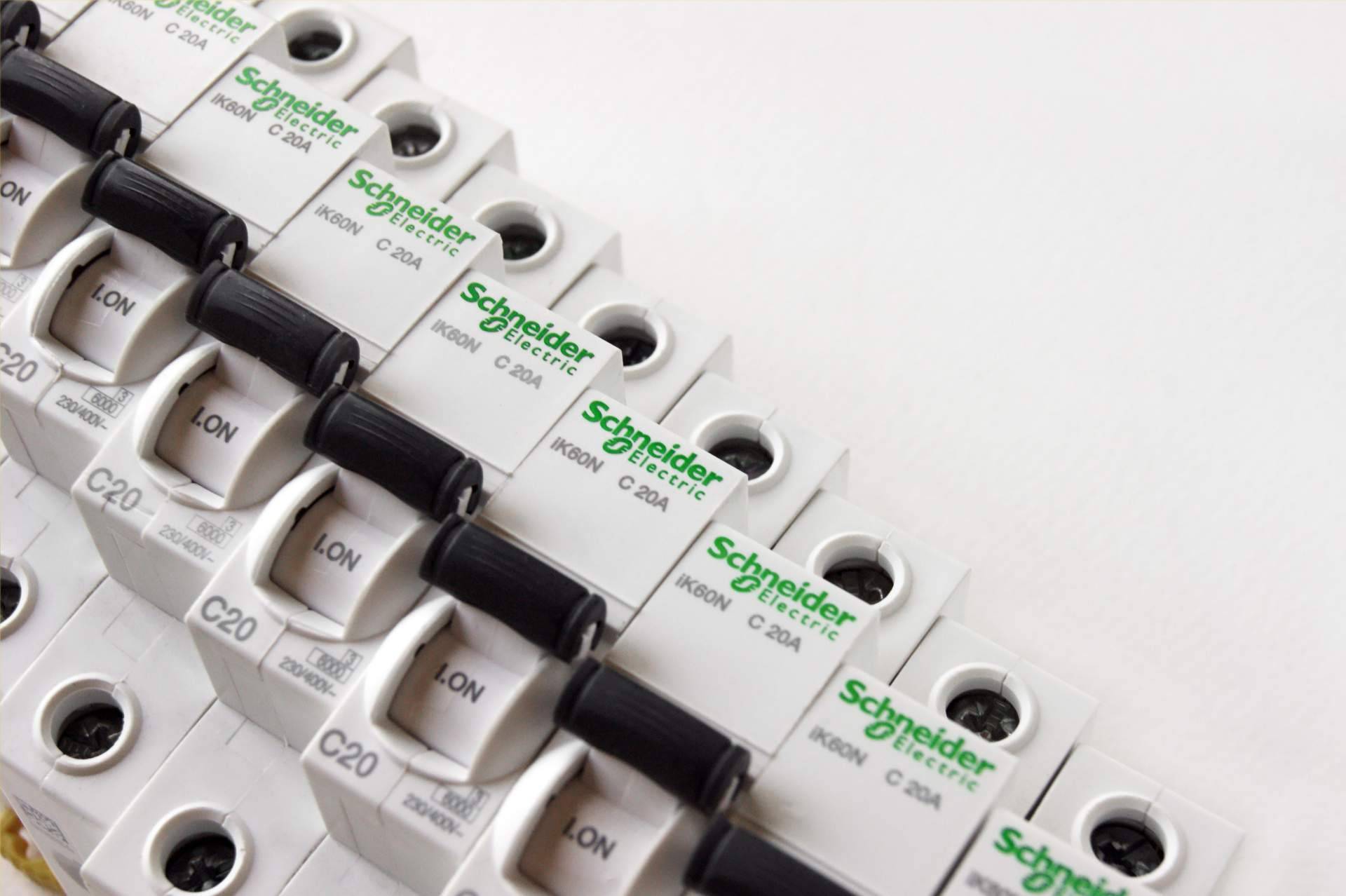 Más de mil productos Schneider Electric disponibles en Cadenza Electric con precios ajustados al mercado digital