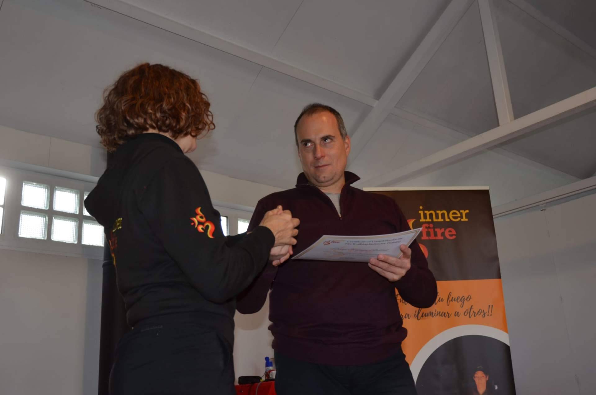 David Cicuéndez, primer invidente del mundo en certificarse en fire walking y dinámicas de alto impacto, por Innerfire
